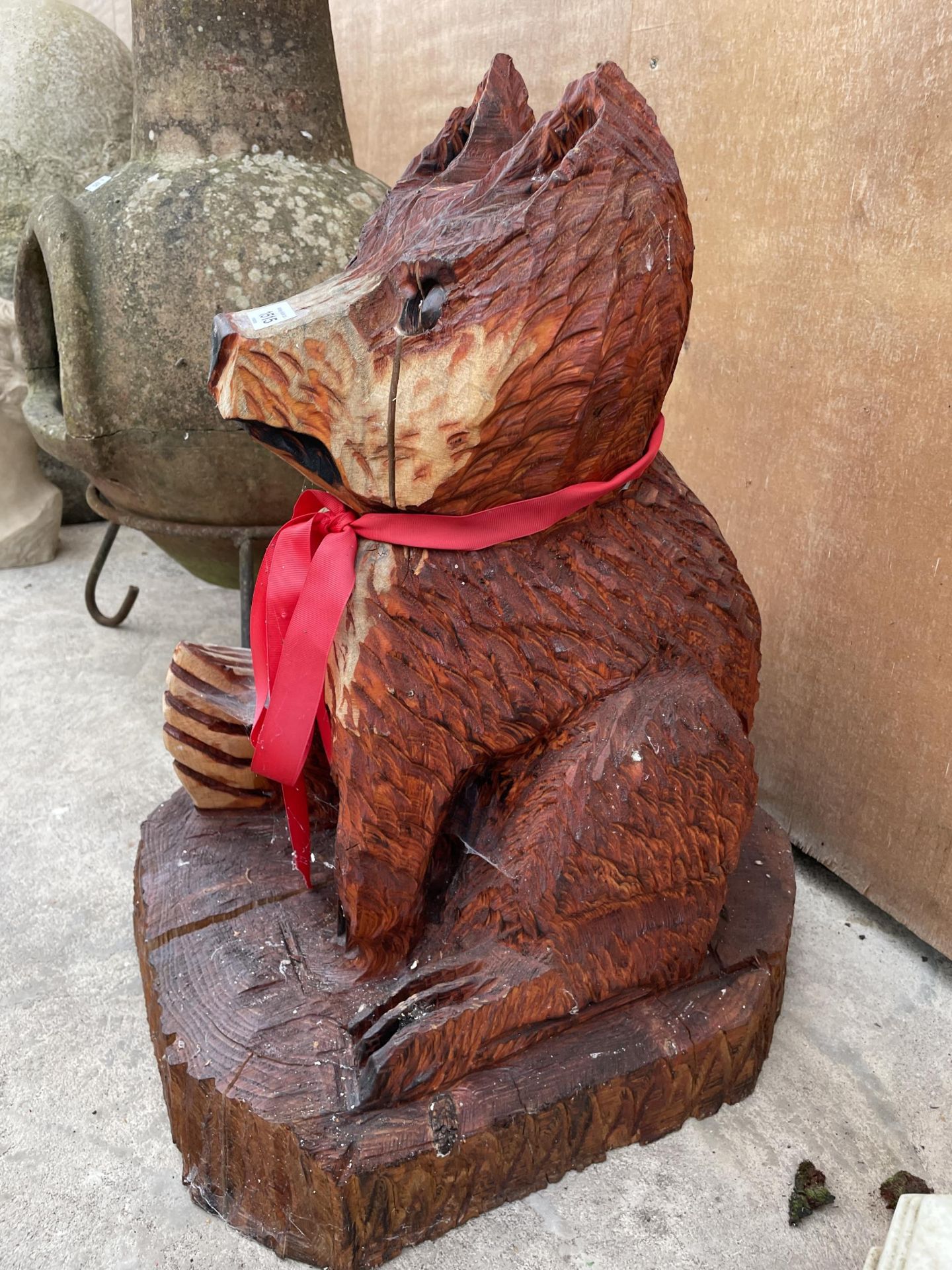 A CHAINSAW CARVED WOODEN FIGURE OF A BEAR (H:63CM) - Image 3 of 3