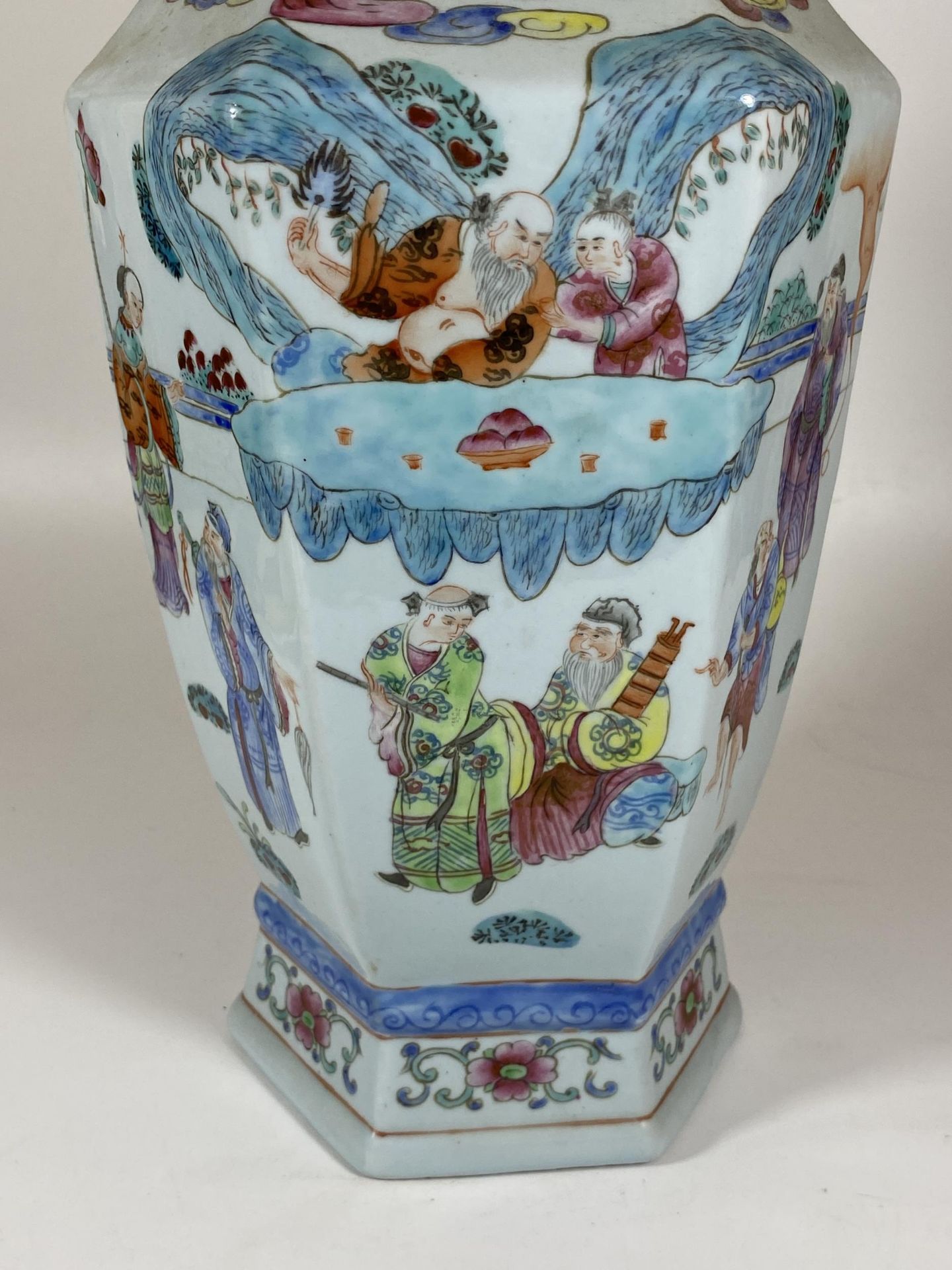 A LARGE CHINESE VASE WITH ENAMEL FIGURAL DESIGN, UNMARKED TO BASE, HEIGHT 36.5CM - Image 3 of 6