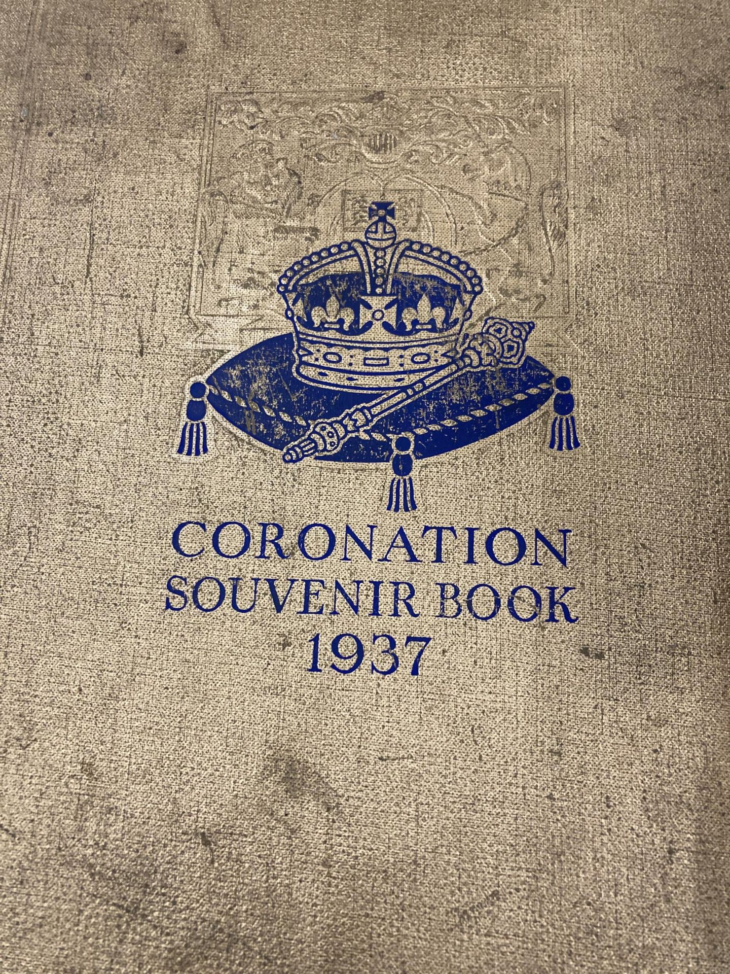 A COLLECTION OF ROYAL MEMORIBILIA BOOKS TO INCLUDE THE CORONATION OF KING GEORGE VI, ETC - 5 IN - Image 8 of 8