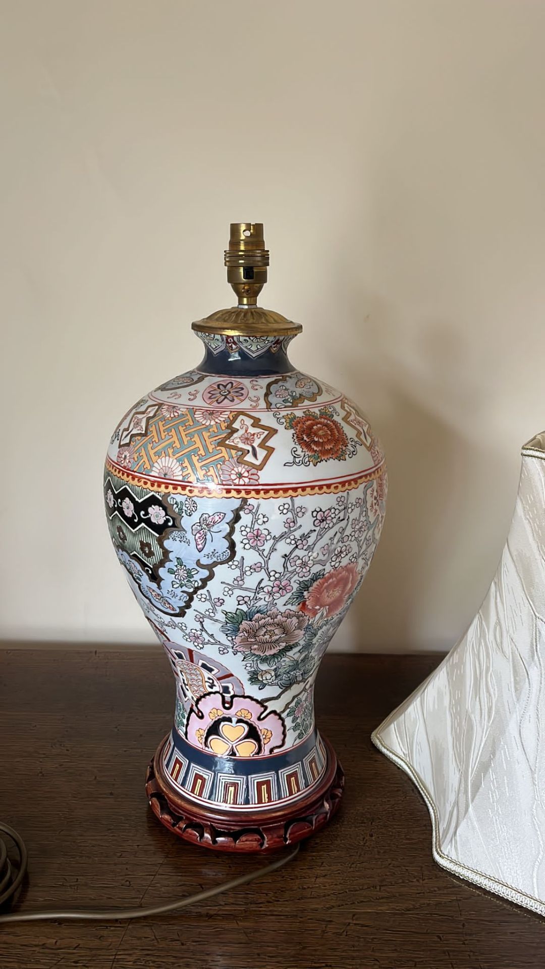 A CHINESE ENAMEL DESIGN TABLE LAMP WITH GEOMETRIC AND FLORAL DESIGNS, ON CARVED WOODEN BASE AND - Image 4 of 5
