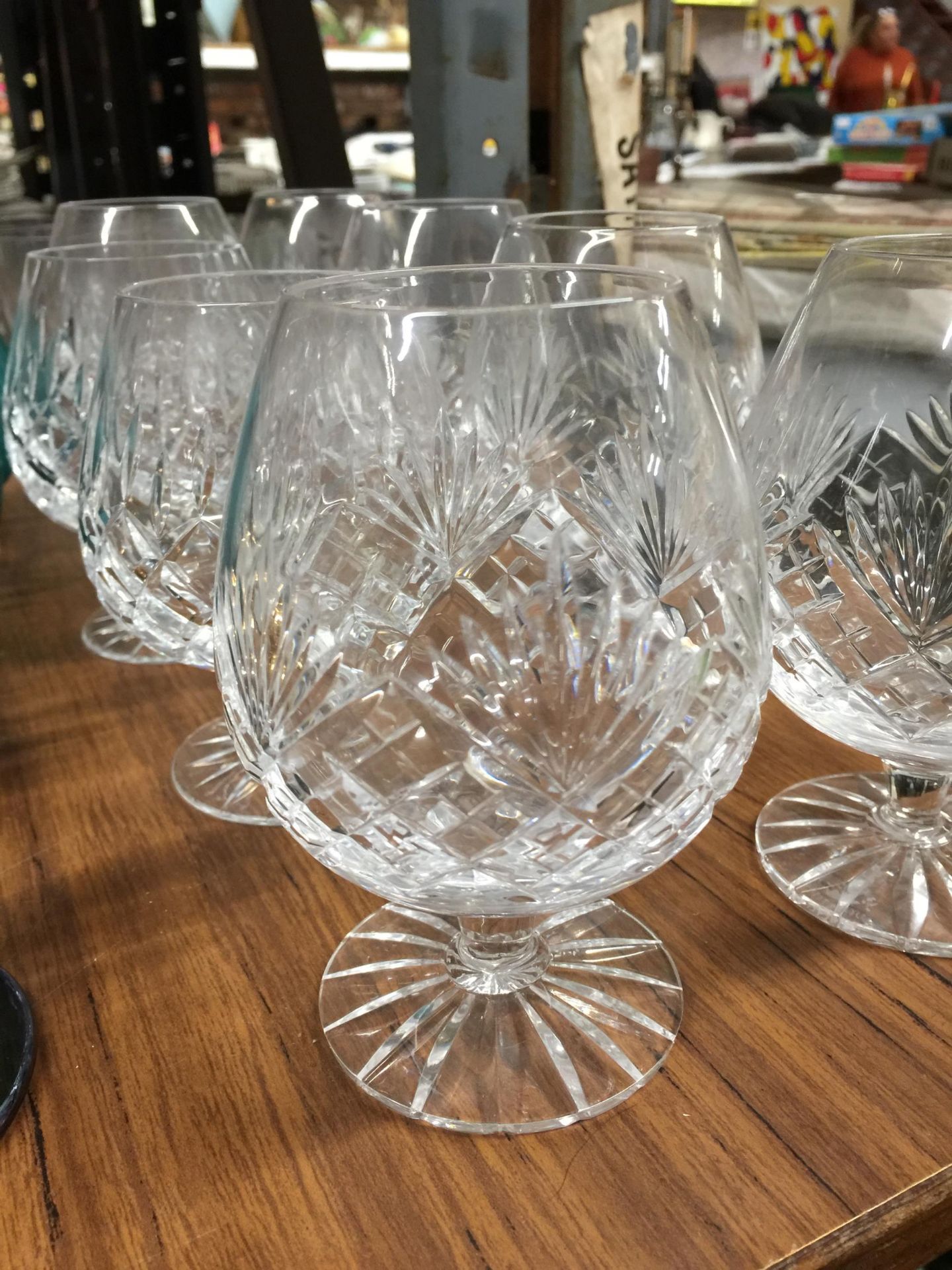 A MIXED LOT TO INCLUDE CUT GLASS BRANDY GLASSES, FURTHER GLASSWARE ETC - Image 2 of 3