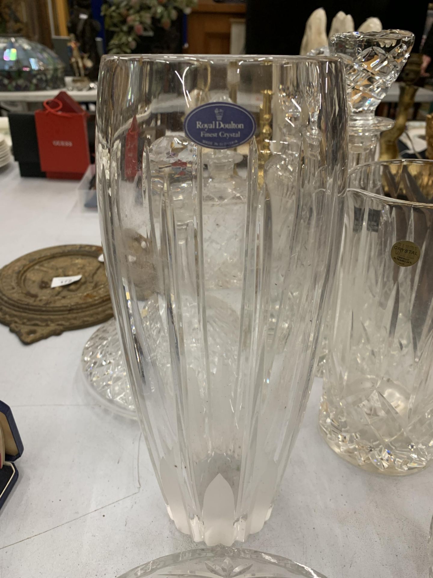 A LARGE COLLECTION OF GLASSWARE TO INCLUDE ROYAL DOULTON DECANTERS AND VASES - Image 4 of 5