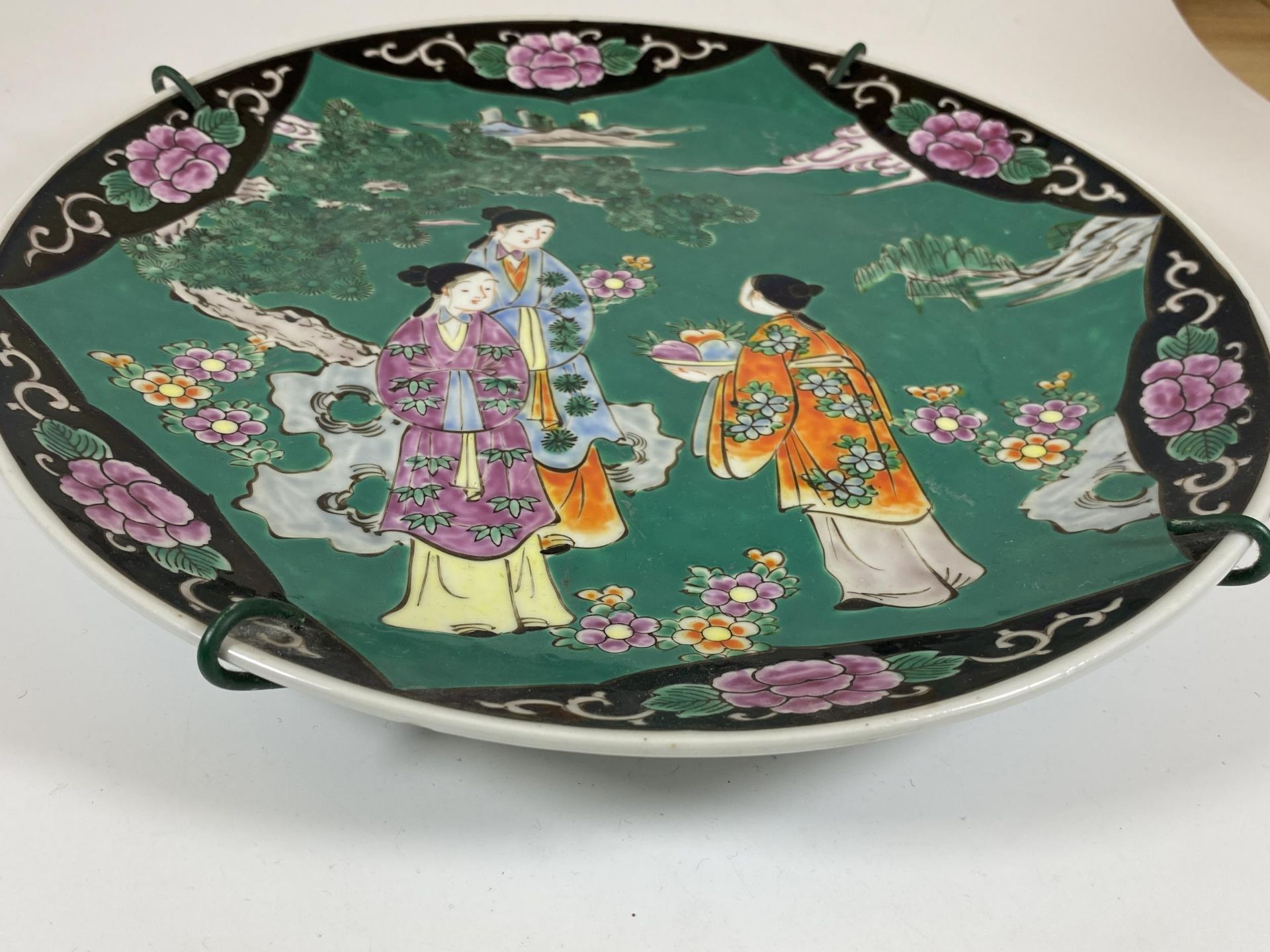 A LARGE 20TH CENTURY ORIENTAL GREEN GROUND CHARGER WITH FIGURAL DESIGN, DIAMETER 31CM - Image 3 of 6