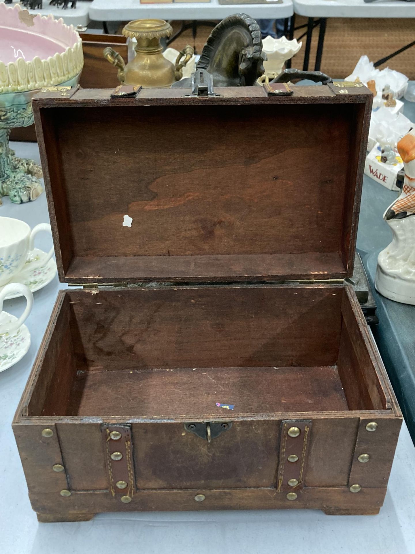 A SMALL WOODEN CHEST WITH LEATHER BINDING, HEIGHT 16CM, WIDTH 28CM, DEPTH 17CM - Image 2 of 3