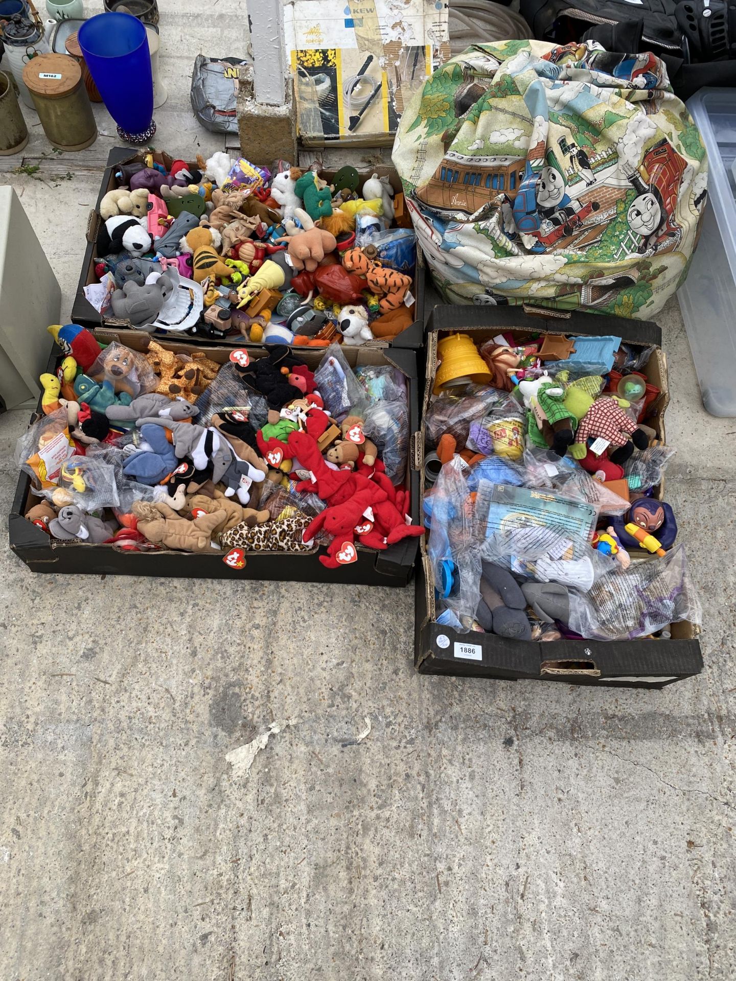 A LARGE ASSORTMENT OF TY BEANIE BABIES AND MACDONALDS TOYS ETC