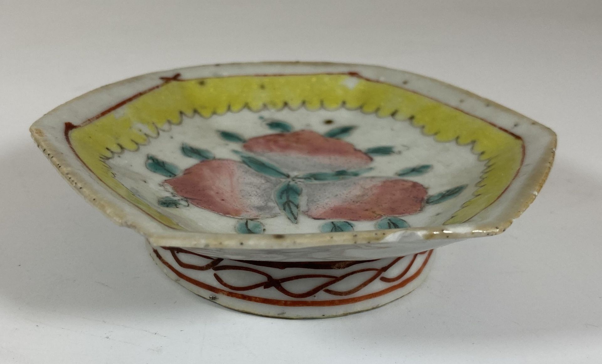 A 19TH CENTURY QING CHINESE FAMILLE JAUNE DISH WITH PEACH BLOSSOM DECORATION, LENGTH 10CM