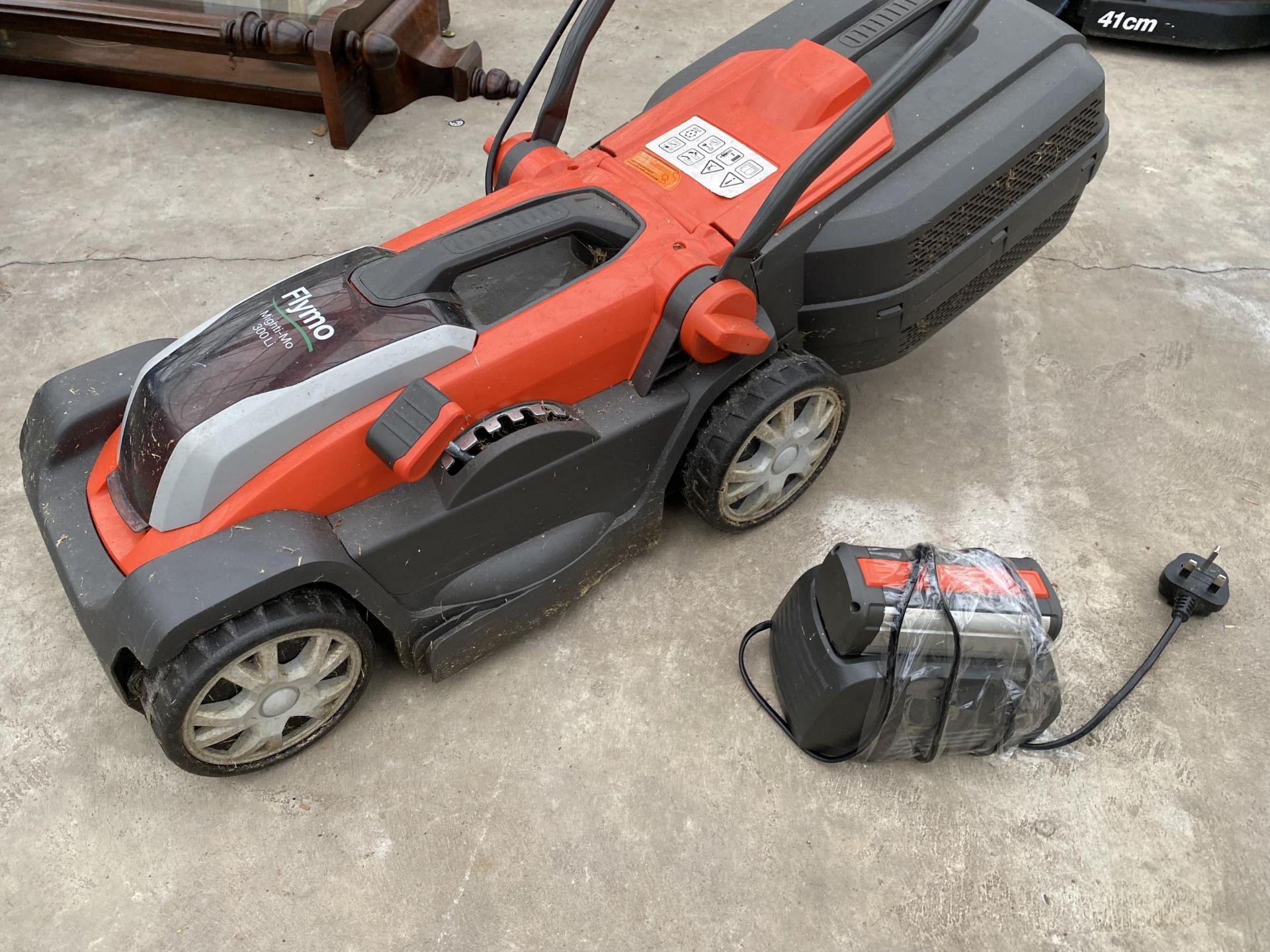 A BATTERY POWERED FLYMO MIGHTI-MO 300LI LAWN MOWER WITH BATTERY AND CHARGER - Image 2 of 3