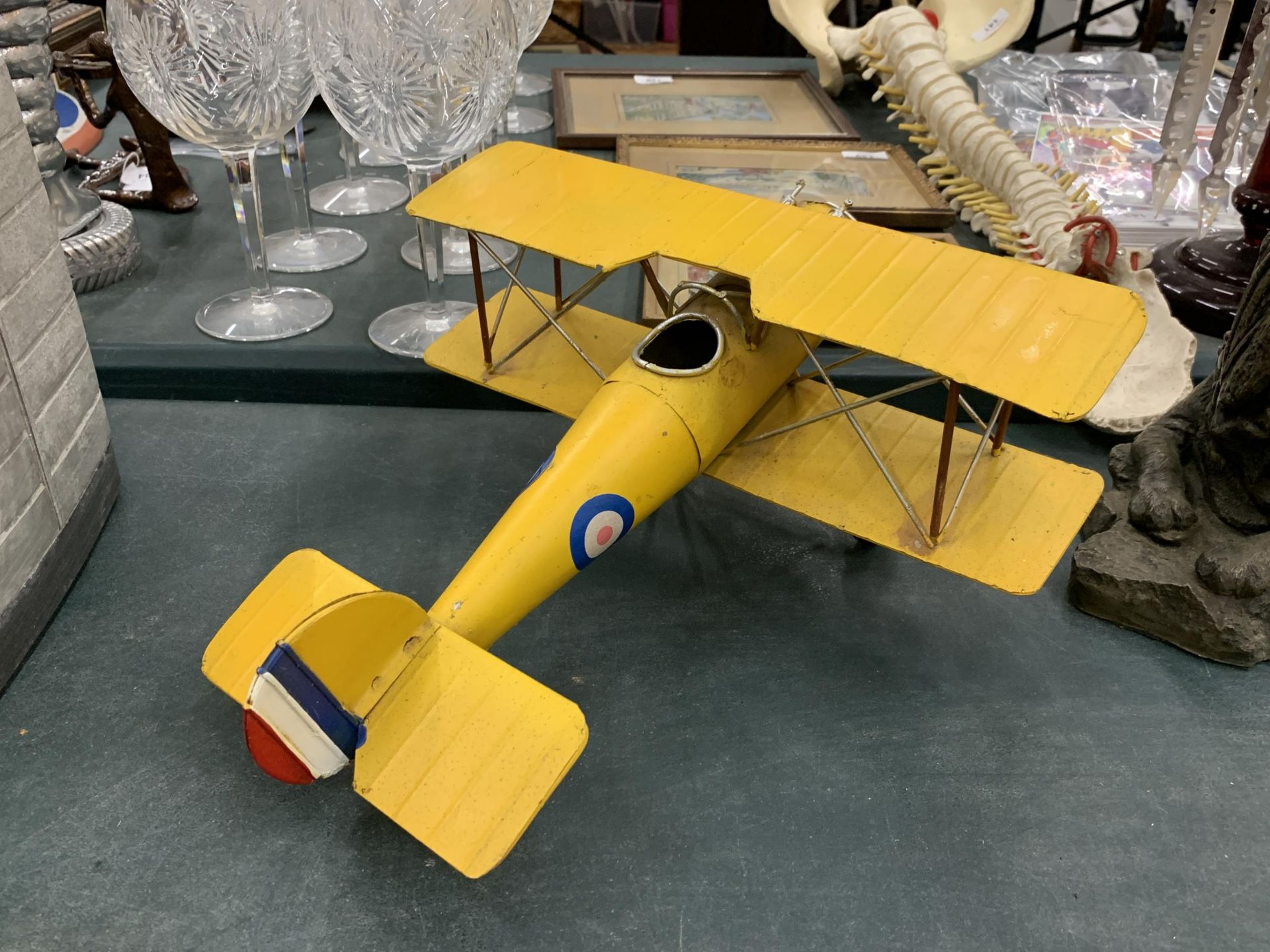 A MODEL OF AN WORLD WAR I TIN PLATE BI-PLANE, HEIGHT 16CM, LENGTH 36CM - Image 3 of 3