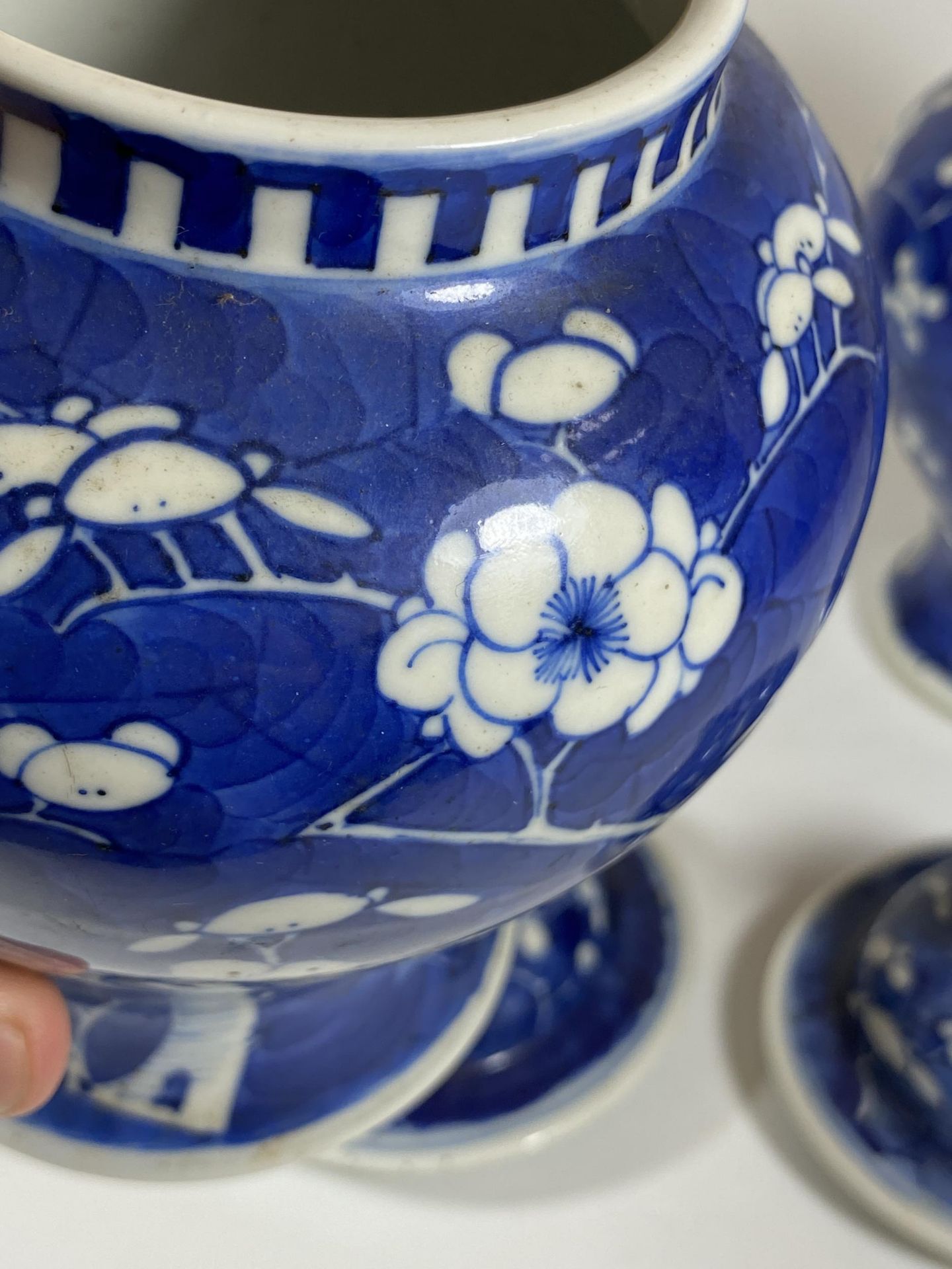 A PAIR OF 19TH/20TH CENTURY CHINESE BLUE AND WHITE PRUNUS BLOSSOM PATTERN PORCELAIN LIDDED TEMPLE - Image 8 of 11