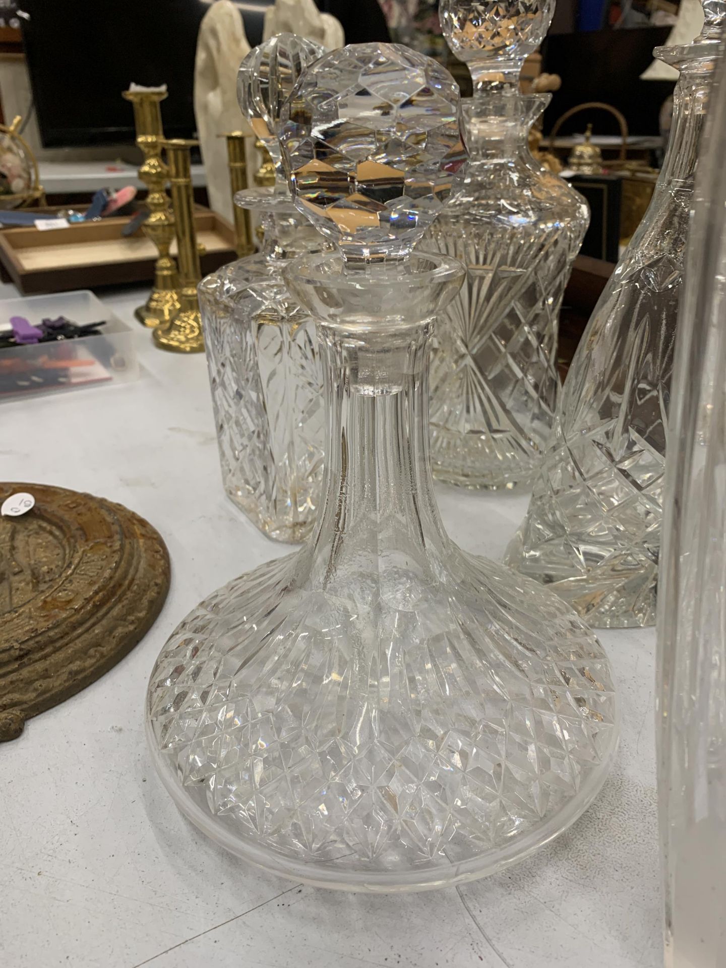 A LARGE COLLECTION OF GLASSWARE TO INCLUDE ROYAL DOULTON DECANTERS AND VASES - Image 2 of 5