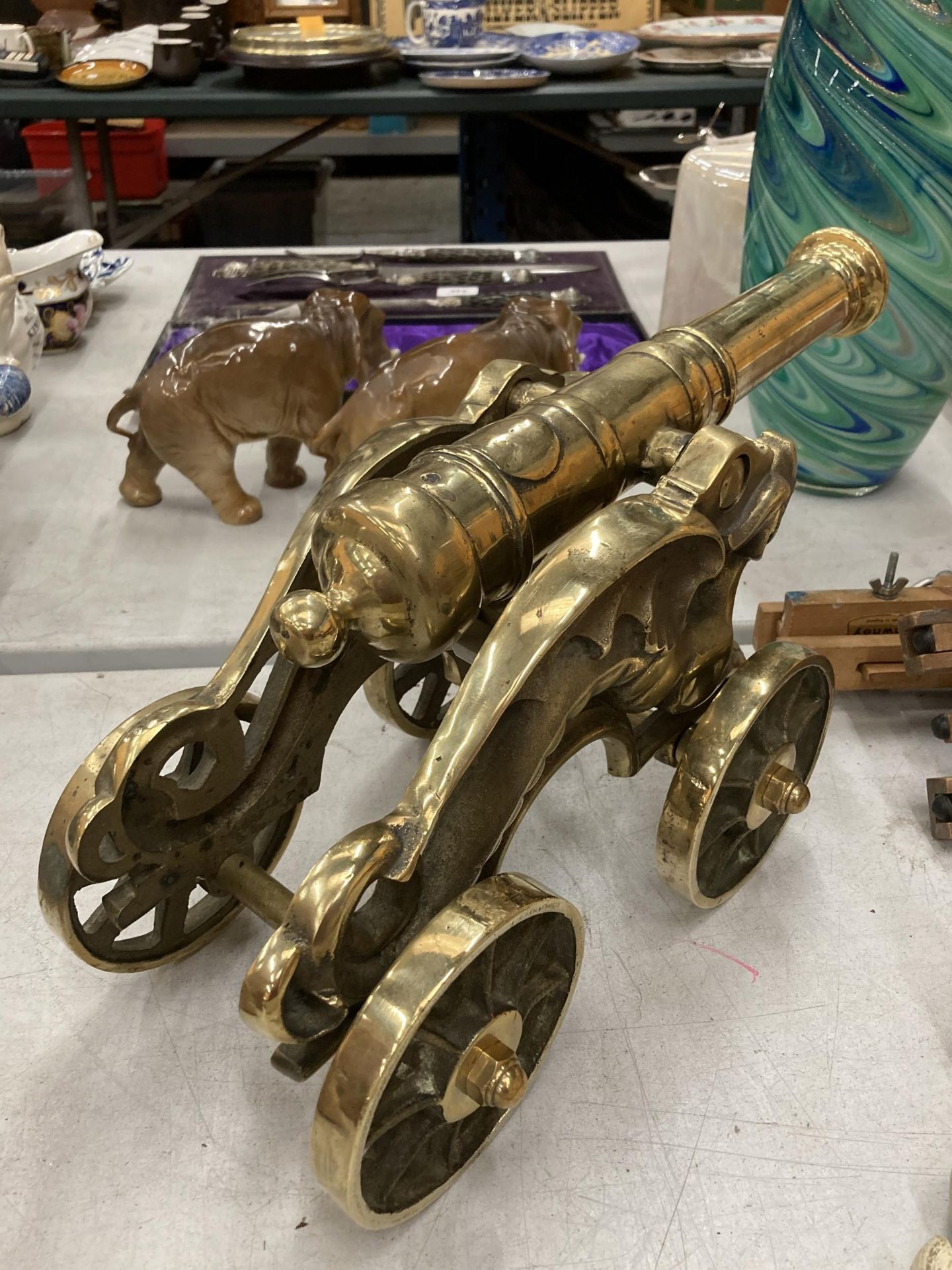 A VINTAGE BRASS MODEL OF A CANNON - Image 3 of 3