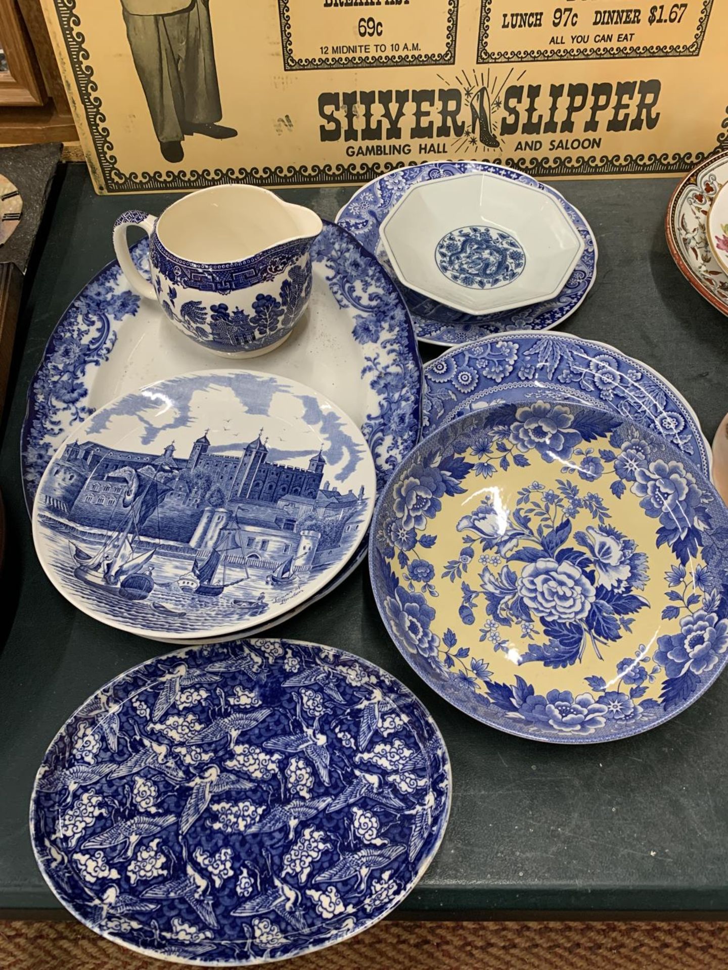 A QUANTITY OF BLUE AND WHITE POTTERY TO INCLUDE A LARGE MEAT PLATTER, CABINET PLATES, JUG,