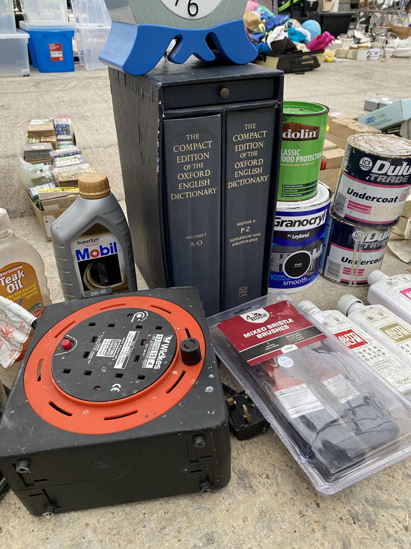 AN ASSORTMENT OF ITEMS TO INCLUDE A CLOCK, EXTENSION LEAD AND PAINT BRUSHES ETC - Image 2 of 4