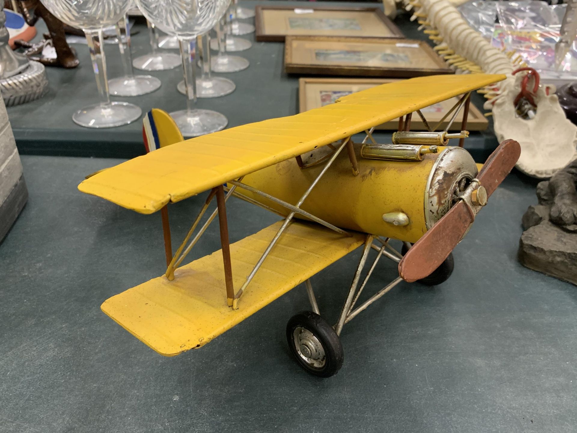 A MODEL OF AN WORLD WAR I TIN PLATE BI-PLANE, HEIGHT 16CM, LENGTH 36CM