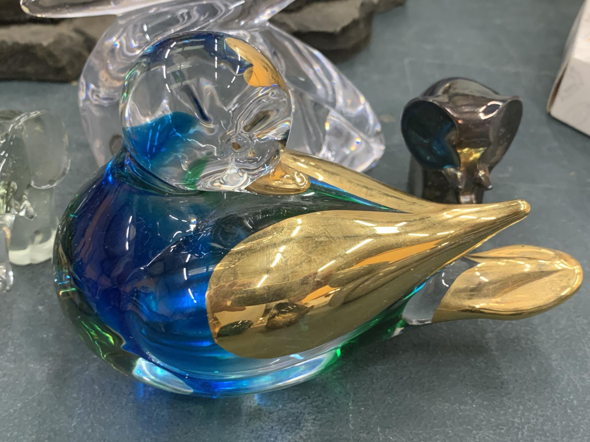 A COLLECTION OF GLASS ANIMAL THEMED PAPERWEIGHTS TO INCLUDE BIRDS,ETC - 11 IN TOTAL - Image 4 of 5