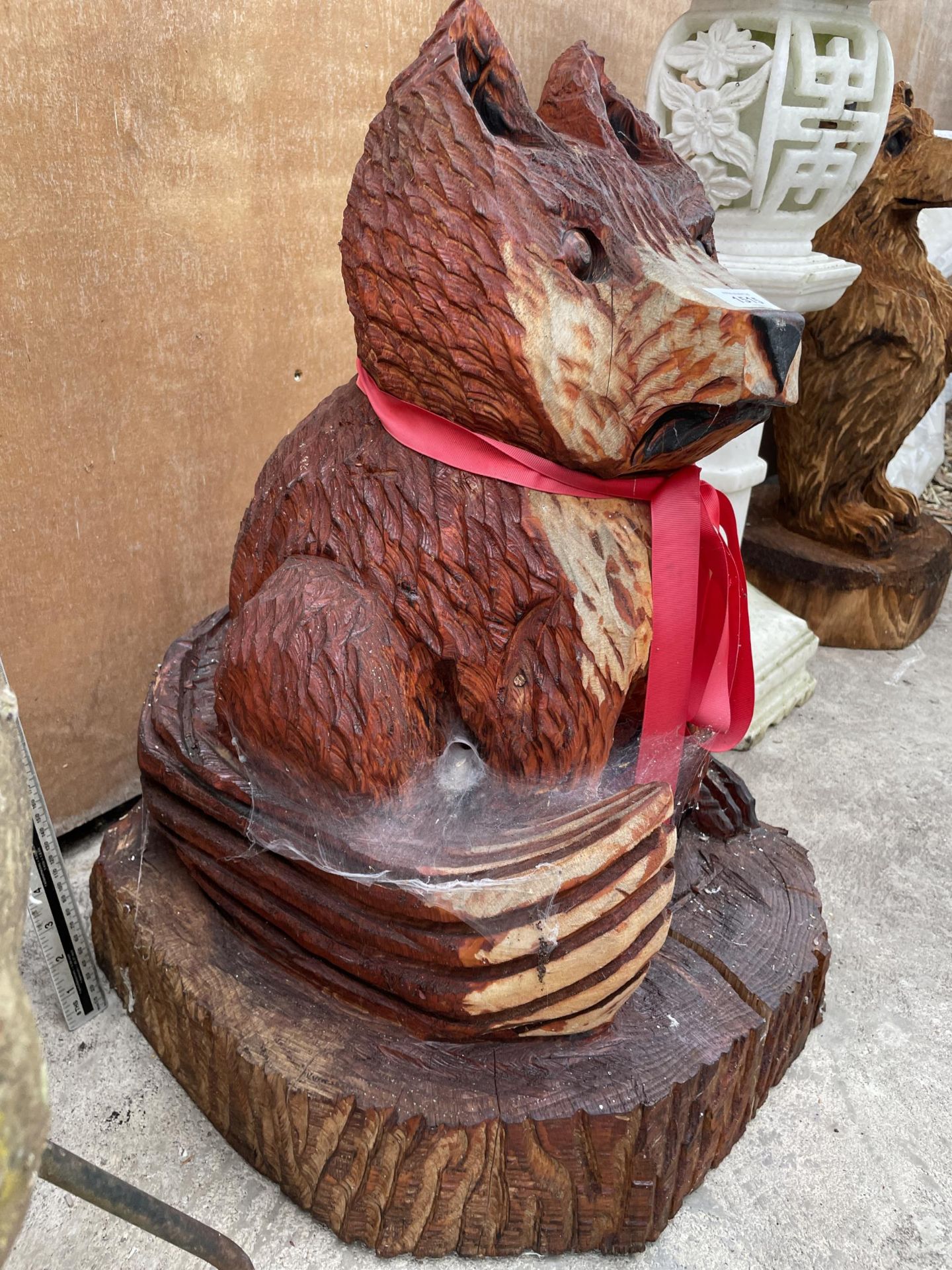 A CHAINSAW CARVED WOODEN FIGURE OF A BEAR (H:63CM) - Image 2 of 3