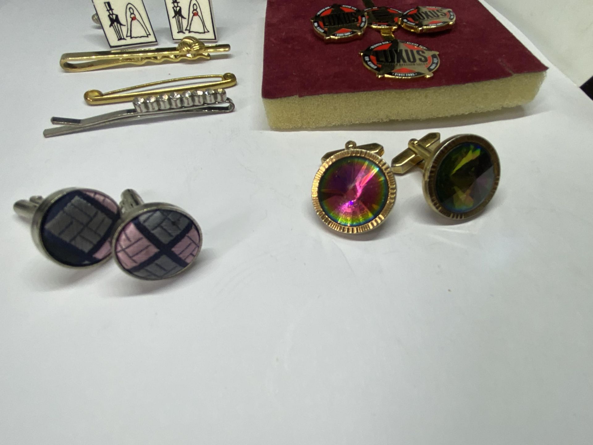 A COLLECTION OF CUFF LINKS AND TIE PINS - Bild 4 aus 4