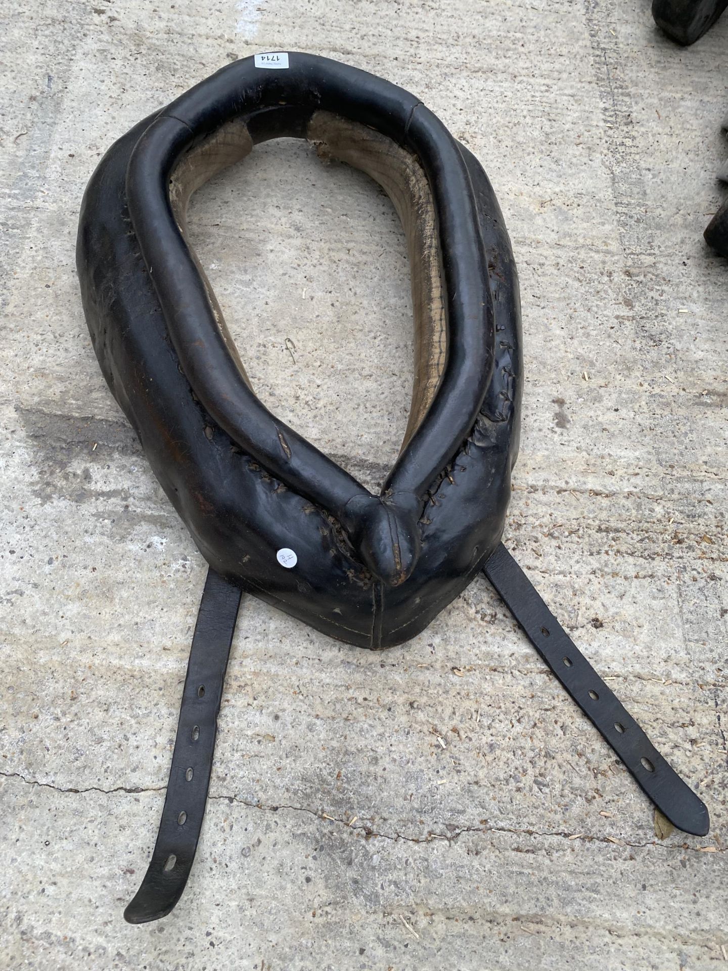 A VINTAGE LEATHER HEAVY HORSE HARNESS COLLAR - Image 2 of 3