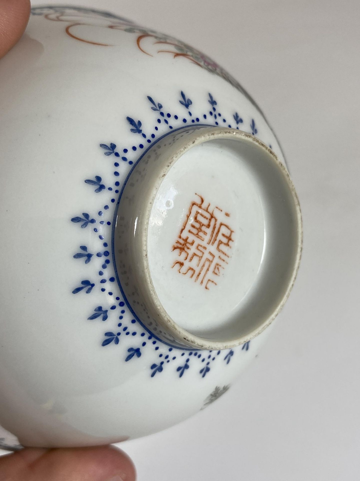 AN EARLY 20TH CENTURY CHINESE QING PORCELAIN BOWL WITH DUCK IN FLIGHT DECORATION, QIANLONG MARK TO - Bild 5 aus 6