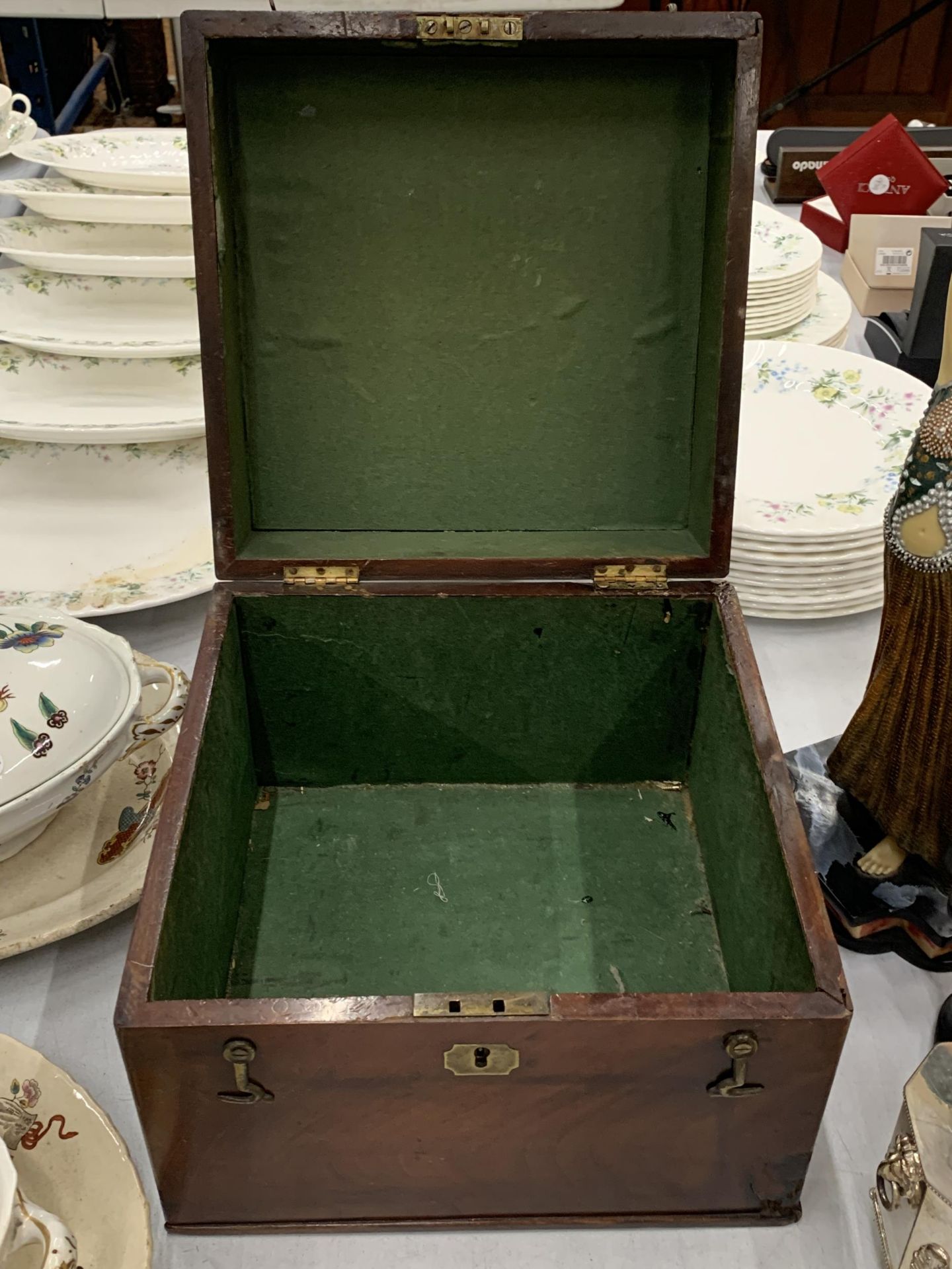 A VINTAGE MAHOGANY BOX WITH BRASS HANDLE, ESCUCHION AND KEY - Bild 3 aus 3