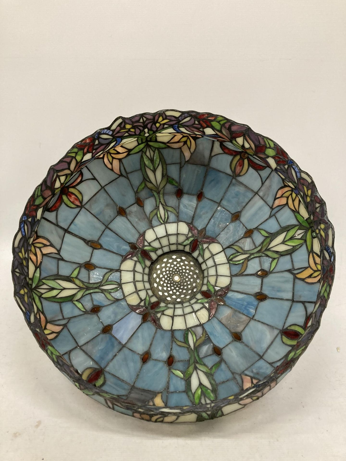 A VINTAGE TIFFANY STYLE LEADED GLASS CEILING LIGHT SHADE - Image 3 of 3