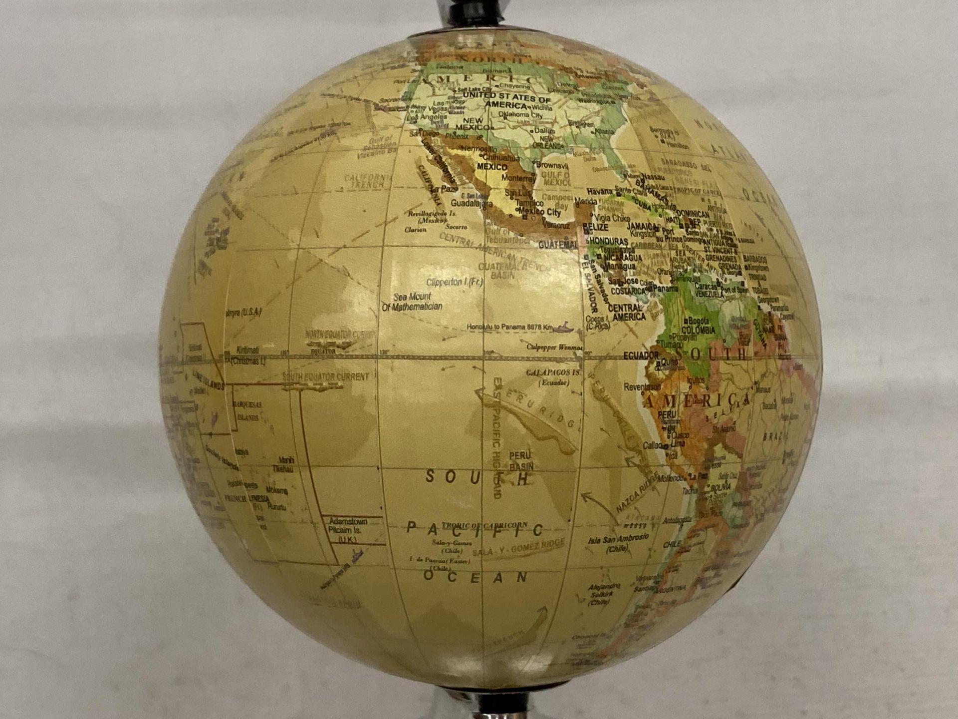 A DESK GLOBE WITH CHROME EFFECT BASE AND AEROPLANE DESIGN - Image 4 of 5