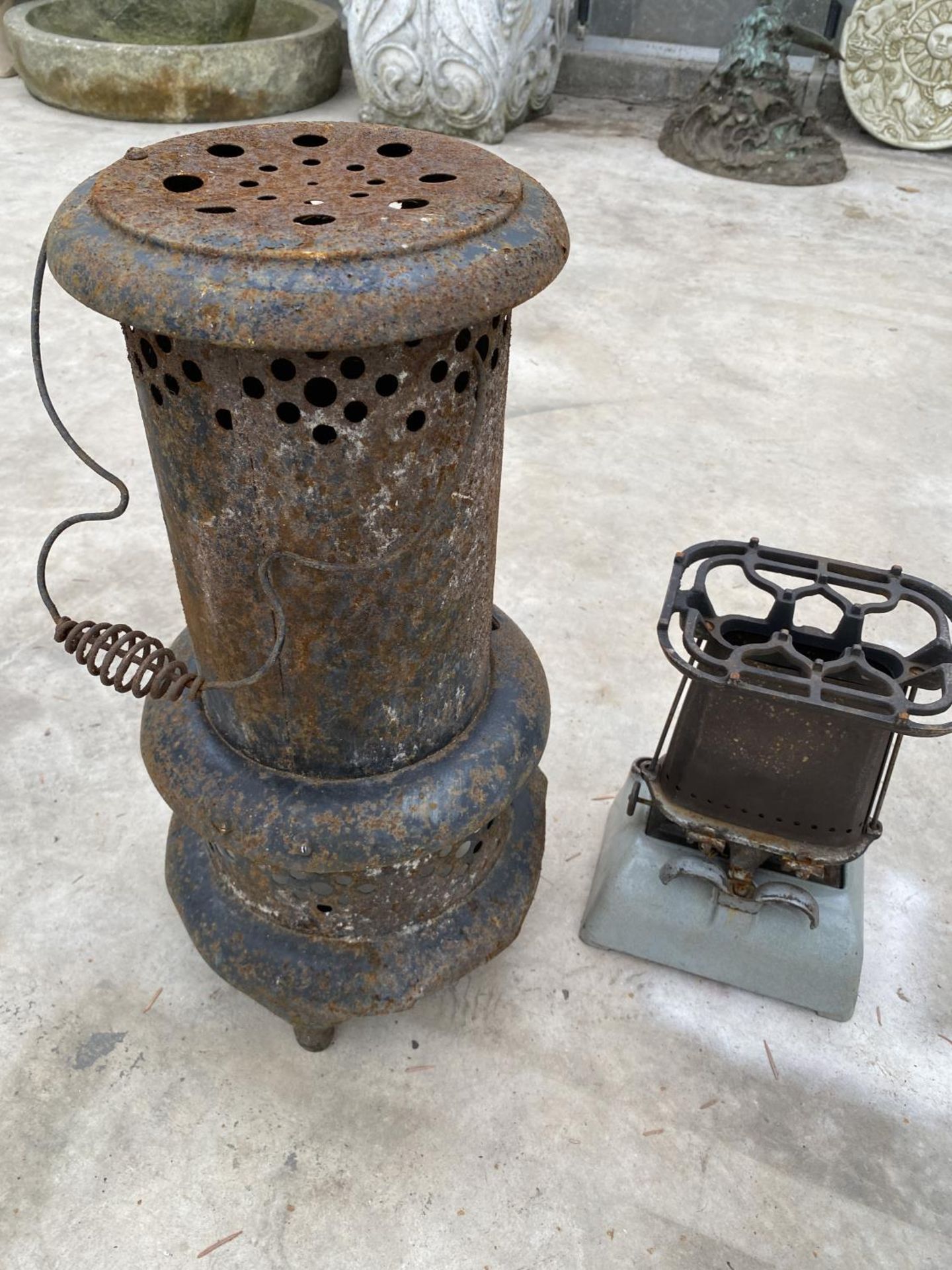 TWO VINTAGE PARAFFIN HEATERS TO INCLUDE A VALOR AND A VINTAGE BEATRICE NO.33 HEATER - Image 5 of 5