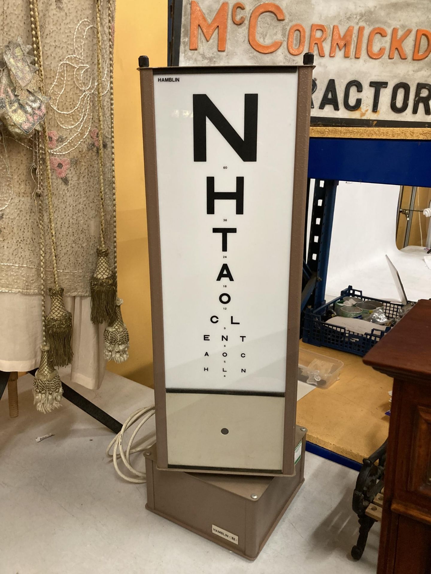 A VINTAGE HAMBLIN ILLUMINATED OPTICIANS EYE SIGHT TESTING ROTATING BOX TOWER - Image 3 of 6