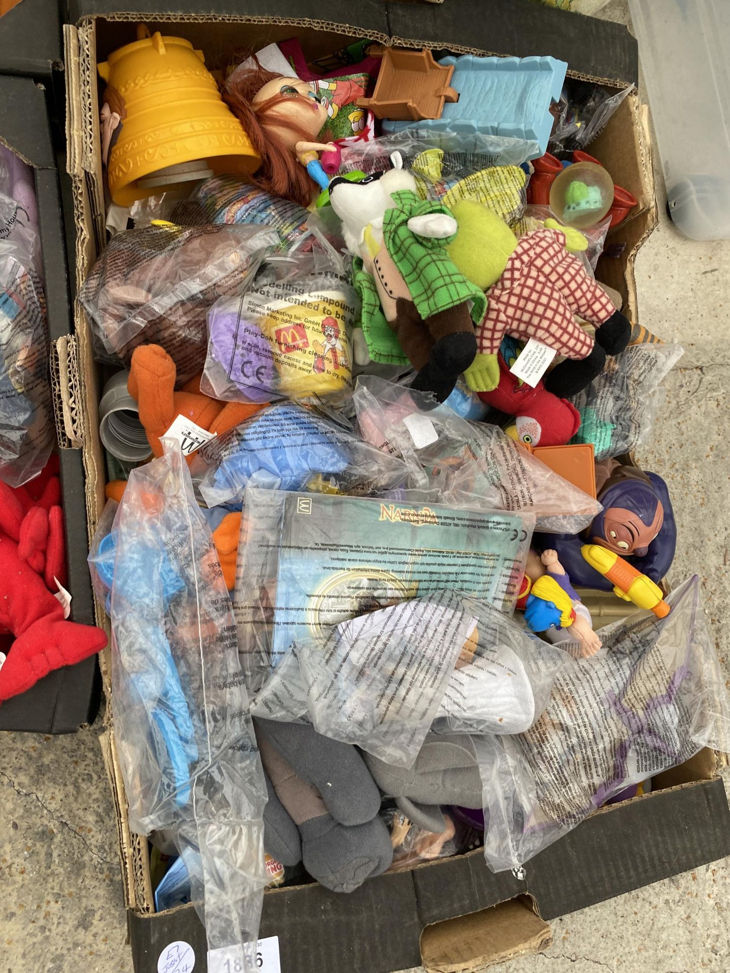 A LARGE ASSORTMENT OF TY BEANIE BABIES AND MACDONALDS TOYS ETC - Bild 3 aus 3