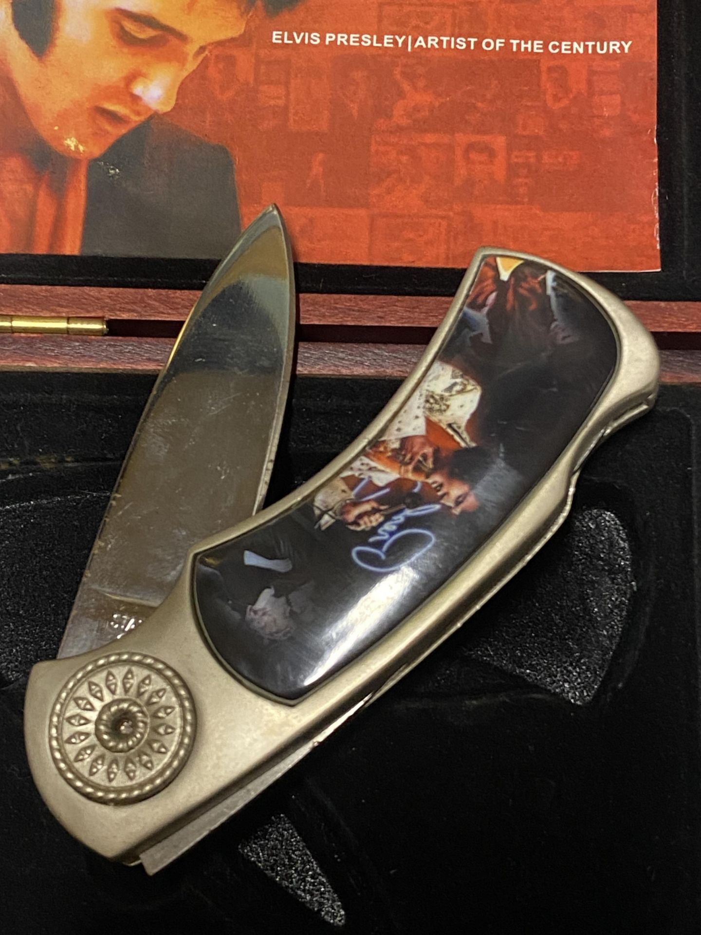 AN ELVIS PRESLEY BOXED COLLECTABLE KNIFE - Image 3 of 4