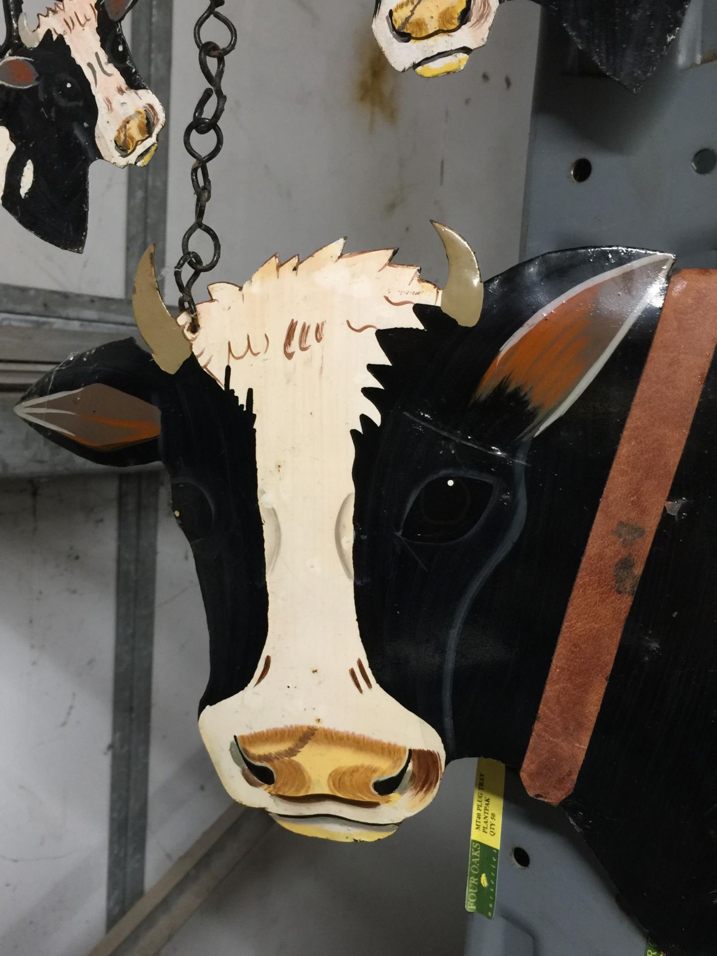 A METAL COW DESIGN HANGING WELCOME SIGN - Bild 2 aus 2