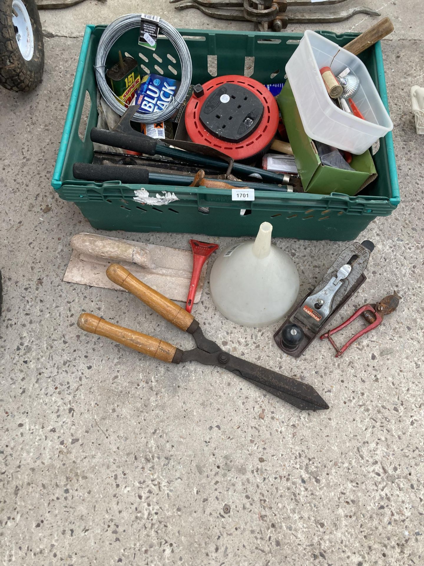 AN ASSORTMENT OF HAND TOOLS TO INCLUDE A STANLEY WOOD PLANE, GARDEN SHEARS AND AN EXTENSION LEAD ETC