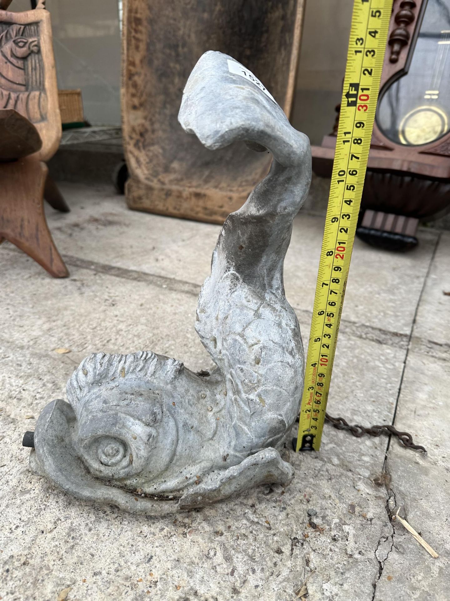 A HEAVY LEAD FISH WATER FEATURE (H:34CM) - Bild 3 aus 3