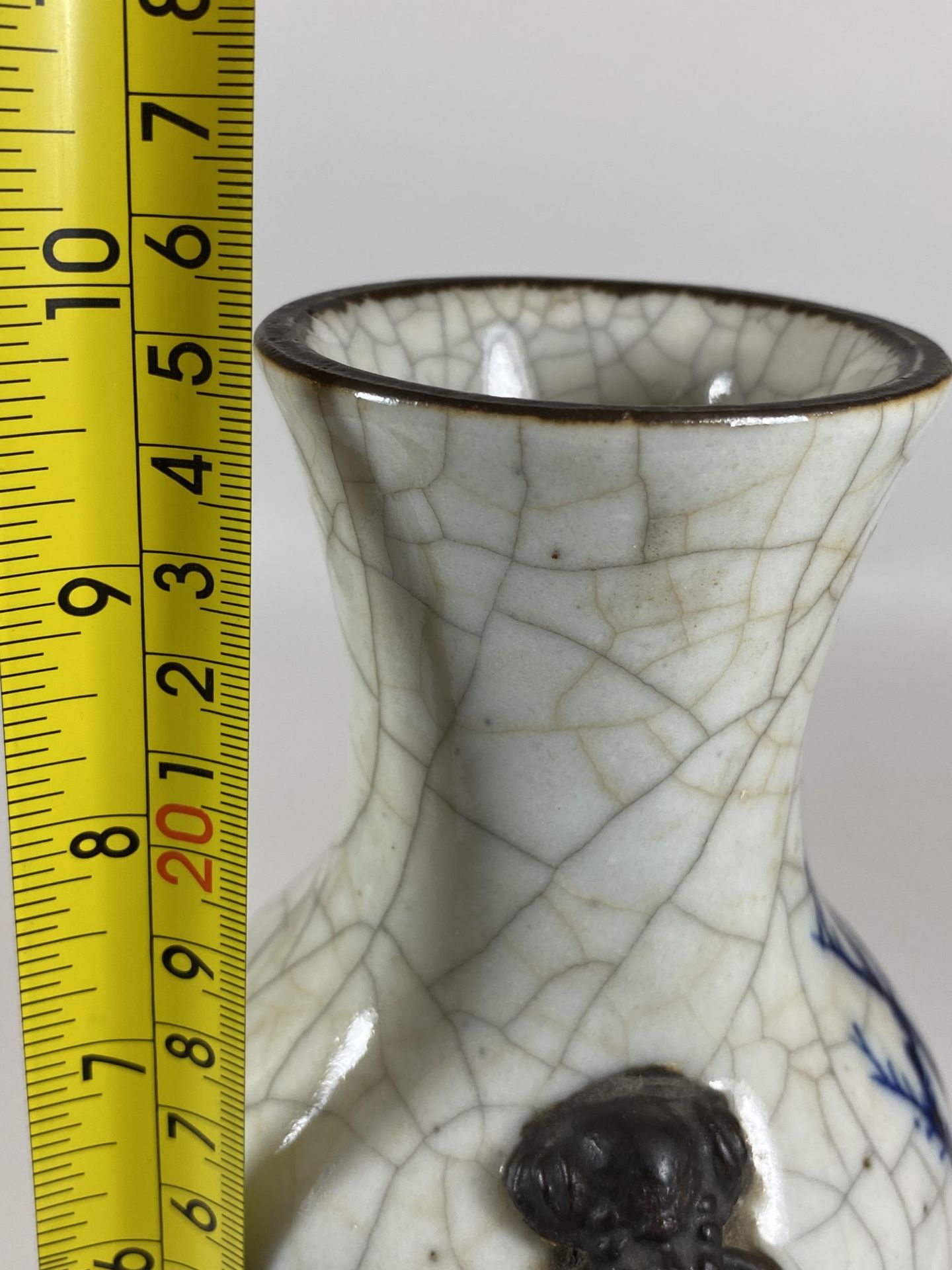 AN EARLY 20TH CENTURY CHINESE BLUE AND WHITE CRACKLE GLAZE VASE WITH SEAL MARK TO BASE, HEIGHT 25CM - Bild 5 aus 5