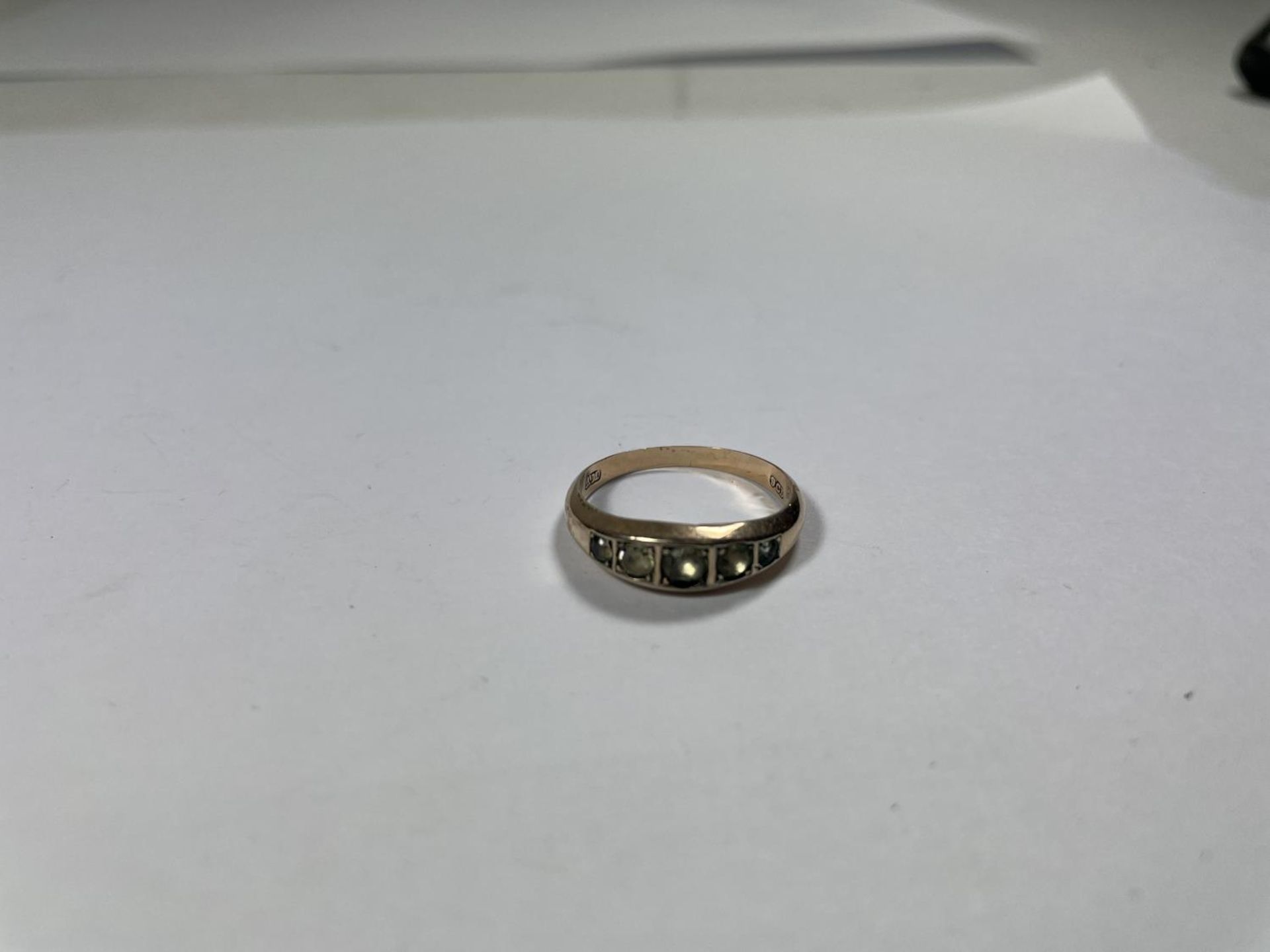 A 9 CARAT GOLD RING WITH FIVE IN LINE CUBIC ZIRCONIAS SIZE O