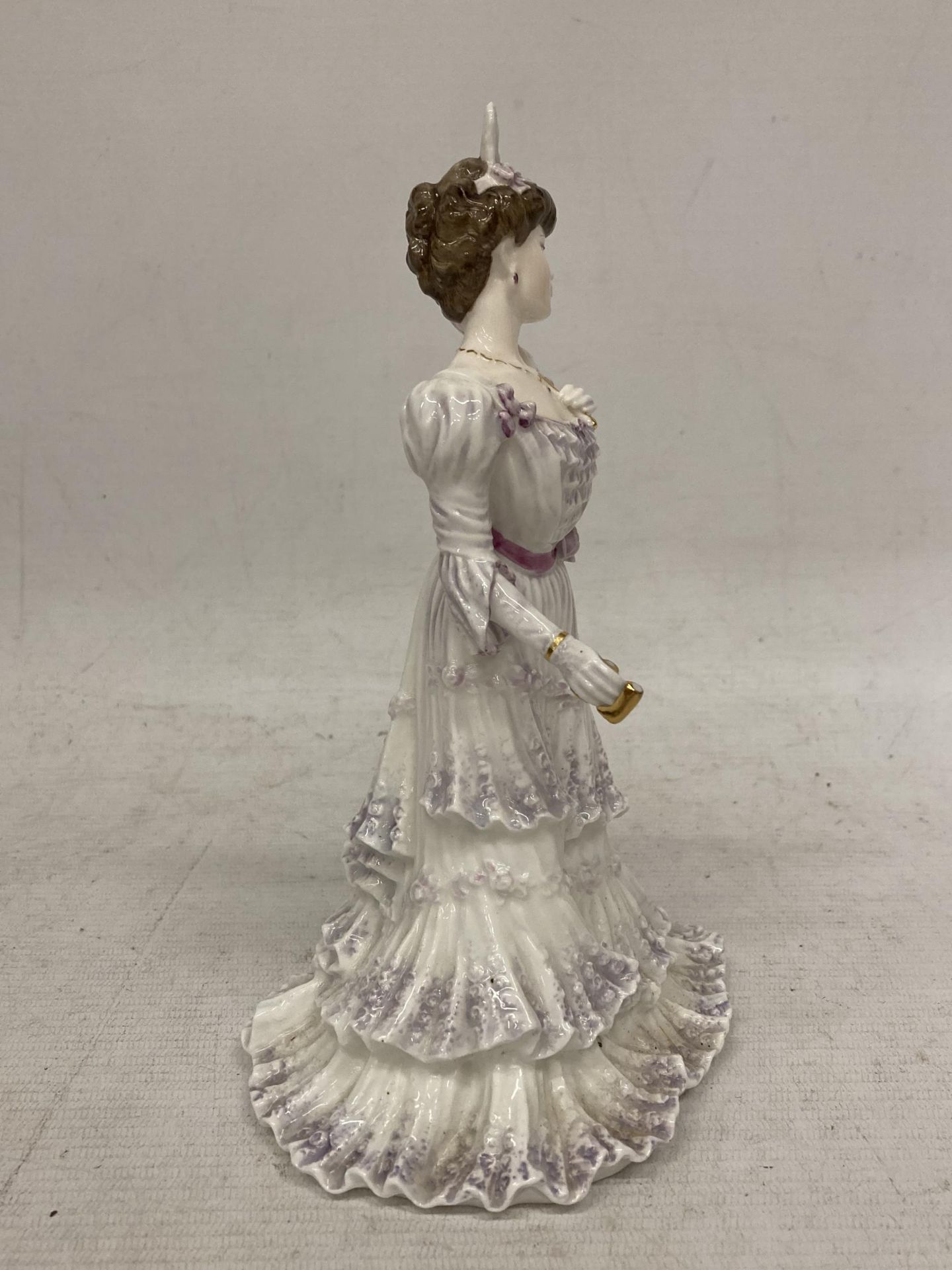 A COALPORT FIGURINE FROM THE GOLDEN AGE COLLECTION "EUGENIE" FIRST NIGHT AT THE OPERA LIMITED - Bild 2 aus 4