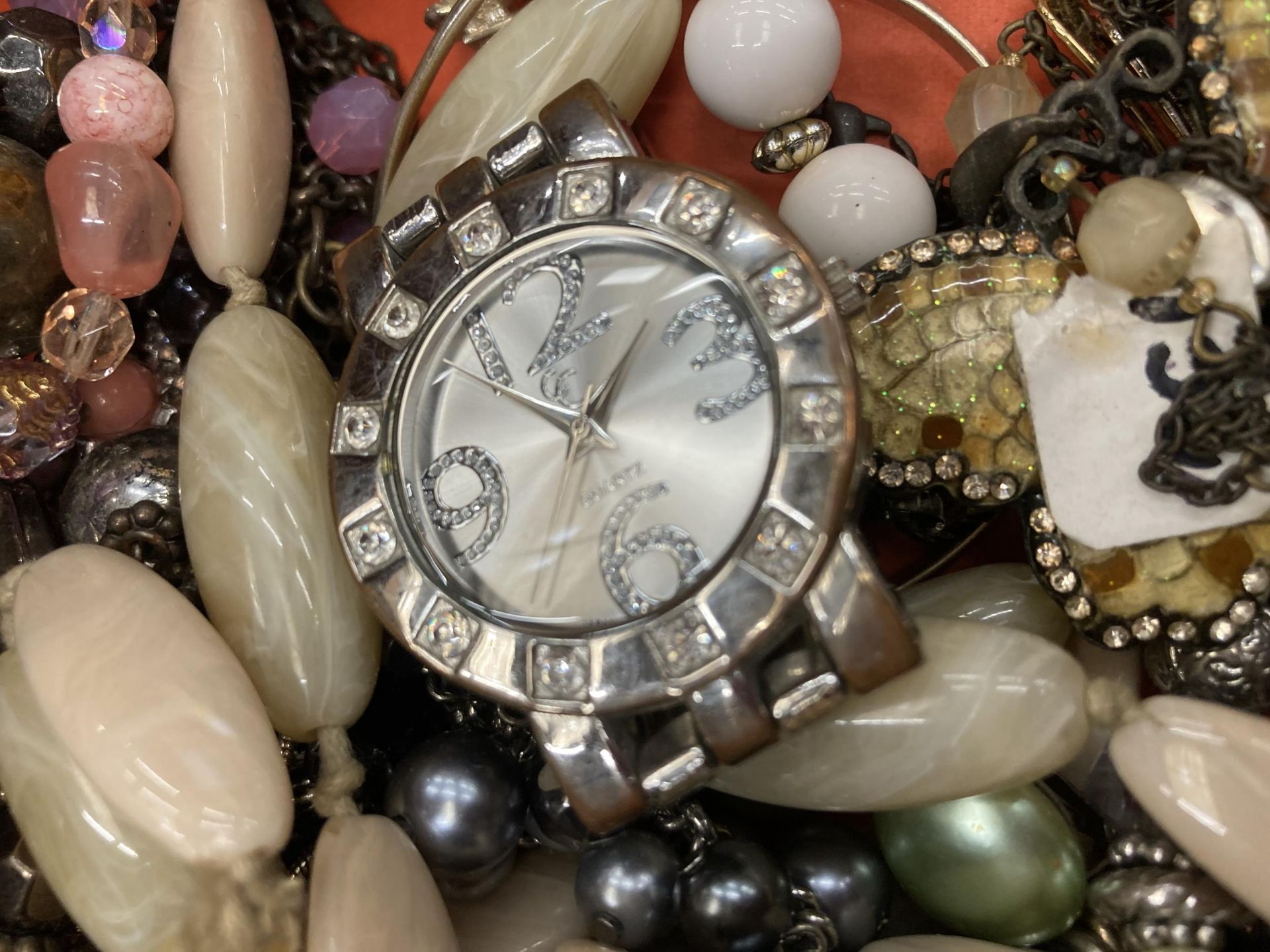 A DISPLAY CASE CONTAINING A QUANTITY OF COSTUME JEWELLERY TO INCLUDE NECKLACES, BRACELETS, - Image 4 of 7