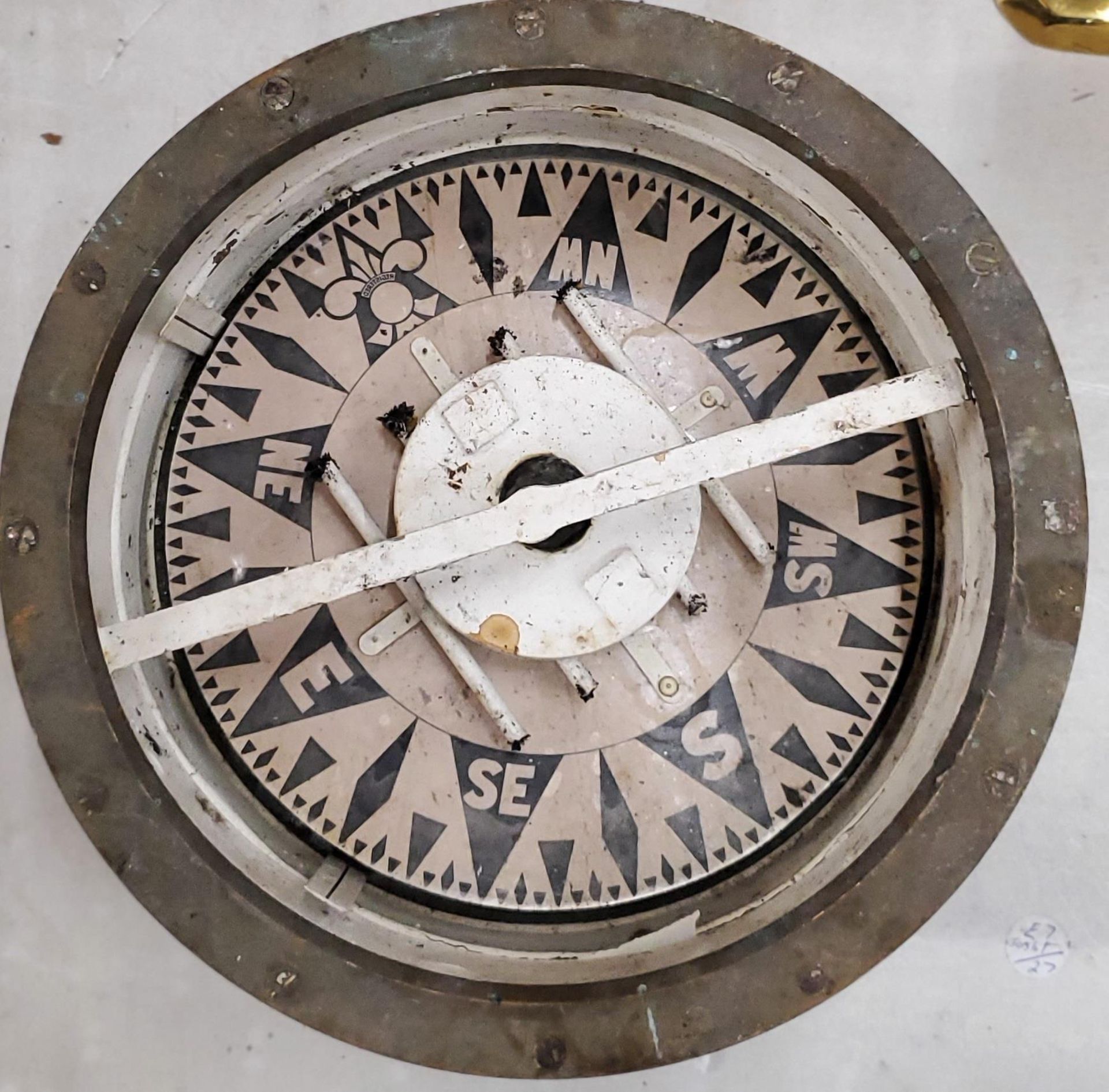 A VINTAGE BRASS SHIPS COMPASS - Image 6 of 8