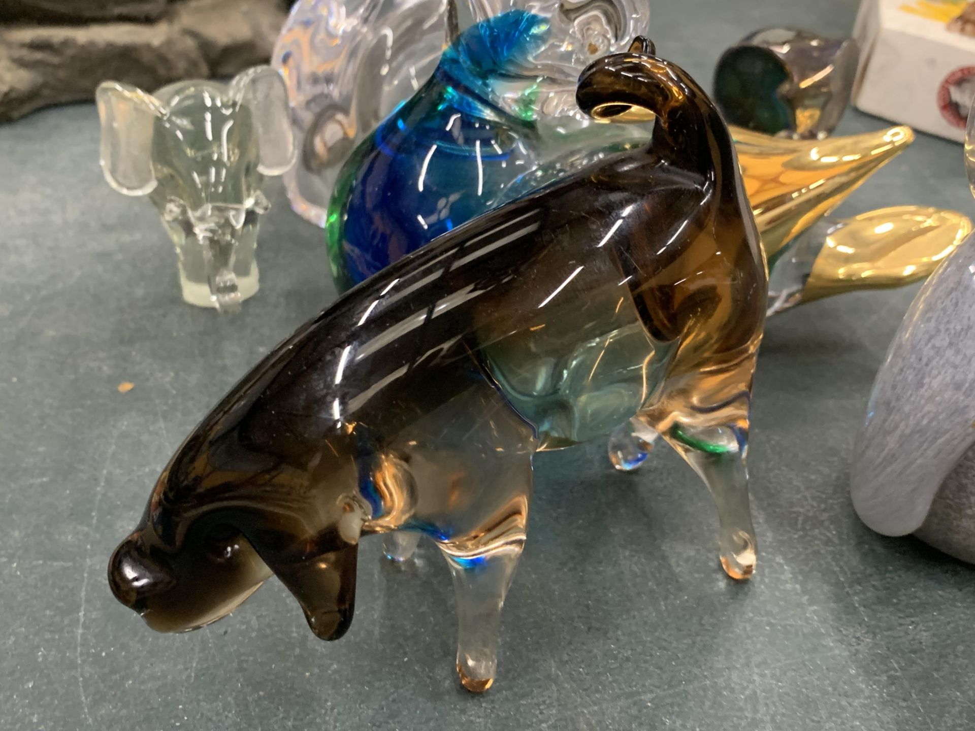 A COLLECTION OF GLASS ANIMAL THEMED PAPERWEIGHTS TO INCLUDE BIRDS,ETC - 11 IN TOTAL - Image 2 of 5