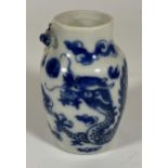 A CHINESE KANGXI STYLE BLUE AND WHITE DRAGON VASE, HEIGHT 8.5CM