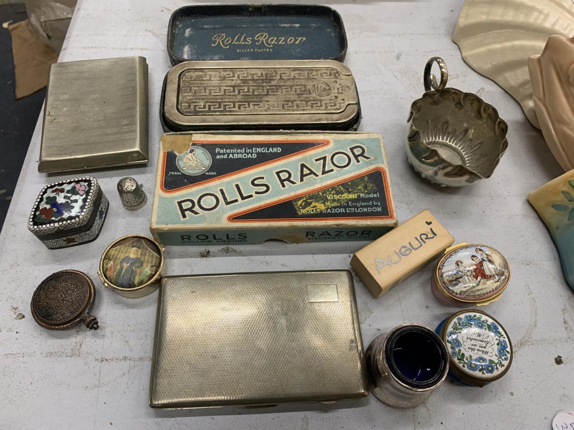 A MIXED LOT TO INCLUDE TWO ROLLS RAZORS, SILVER PLATED CIGARETTE CASES, ENAMELLED PILL BOXES, ETC