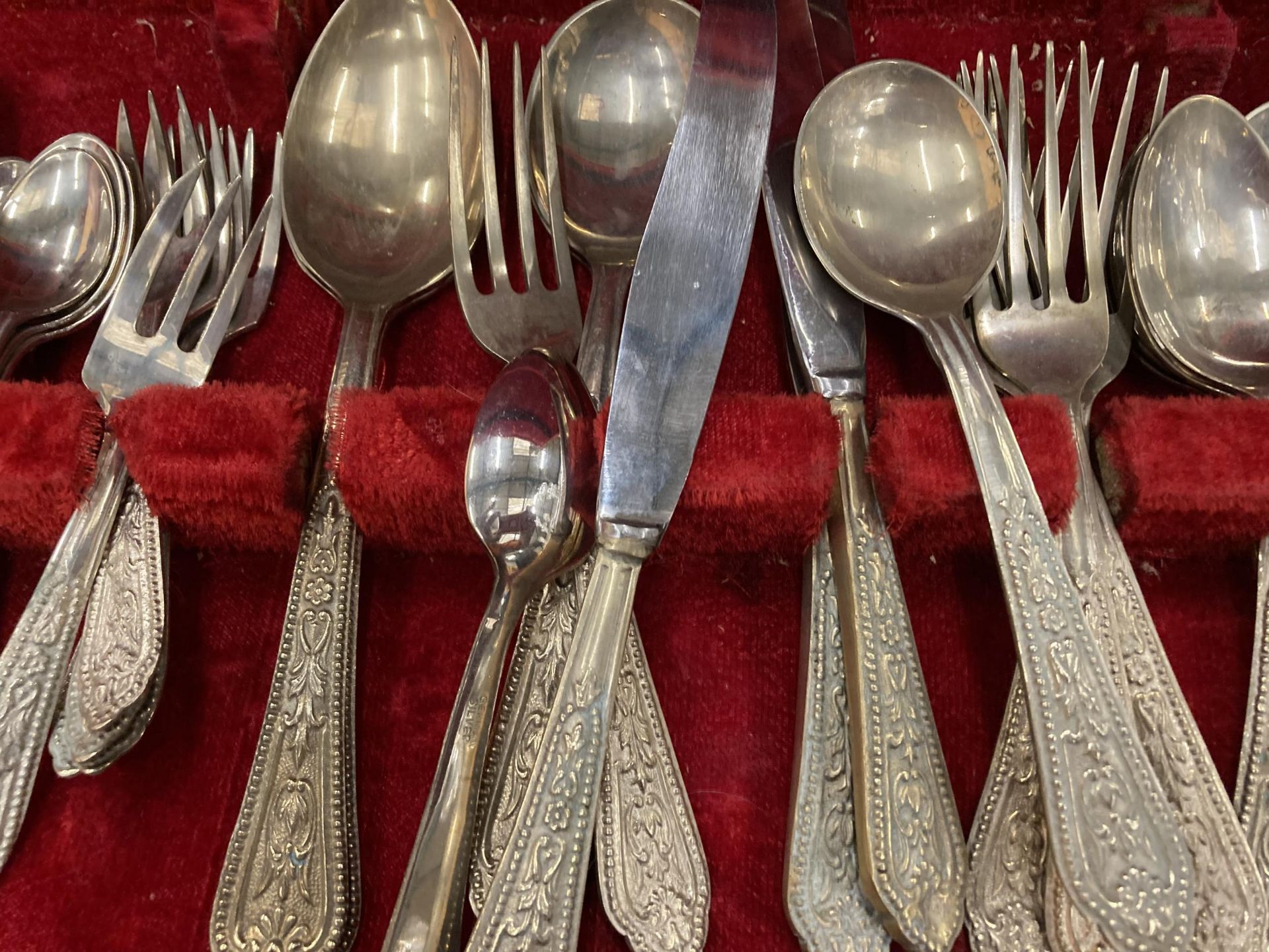 A CASED CANTEEN OF CUTLERY MARKED GERMAN SILVER - Bild 2 aus 3