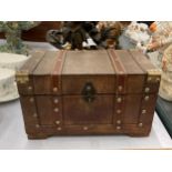 A SMALL WOODEN CHEST WITH LEATHER BINDING, HEIGHT 16CM, WIDTH 28CM, DEPTH 17CM