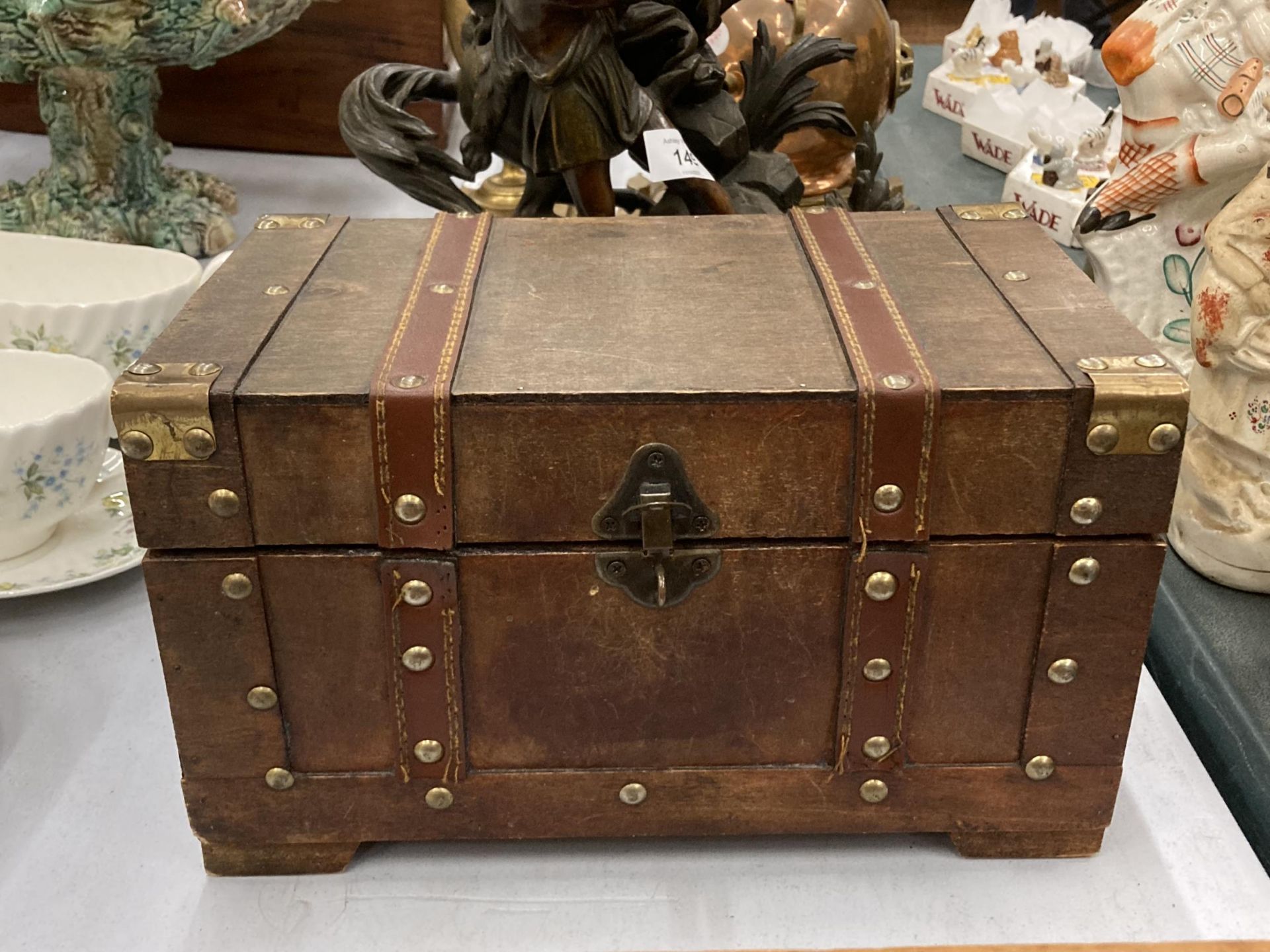 A SMALL WOODEN CHEST WITH LEATHER BINDING, HEIGHT 16CM, WIDTH 28CM, DEPTH 17CM