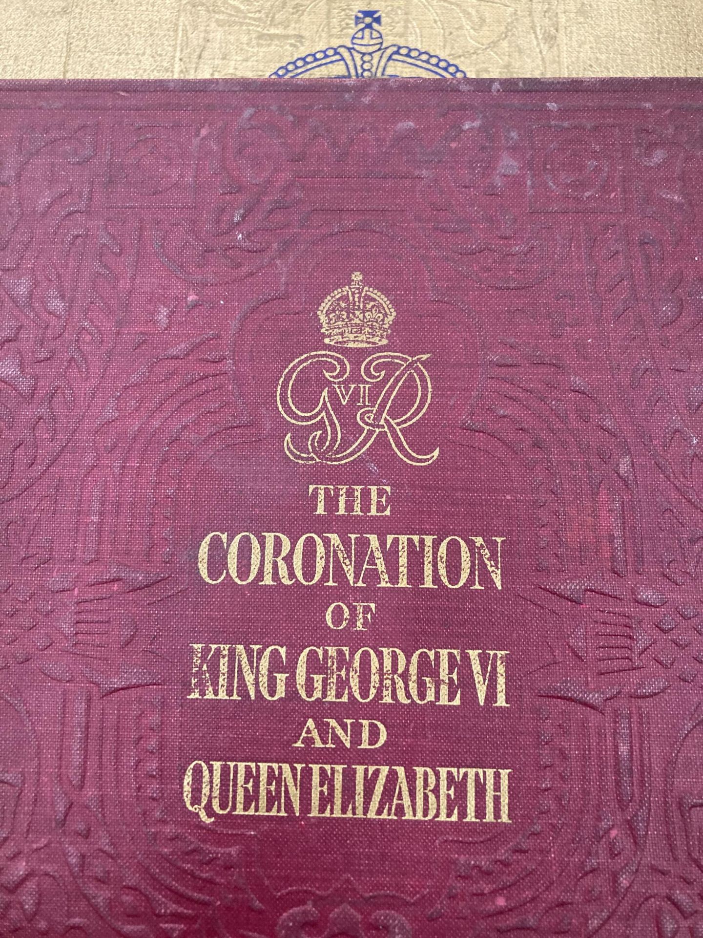 A COLLECTION OF ROYAL MEMORIBILIA BOOKS TO INCLUDE THE CORONATION OF KING GEORGE VI, ETC - 5 IN - Image 7 of 8