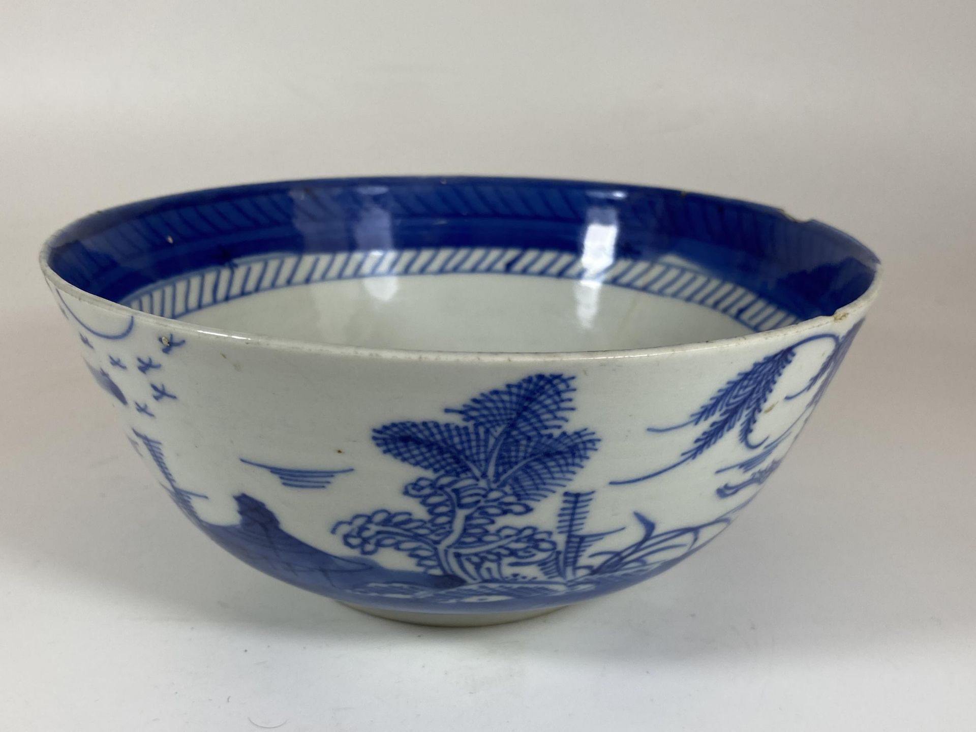 A 19TH CENTURY CHINESE EXPORT BLUE AND WHITE PORCELAIN BOWL WITH PAGODA DESIGN, DIAMETER 17CM - Image 2 of 6