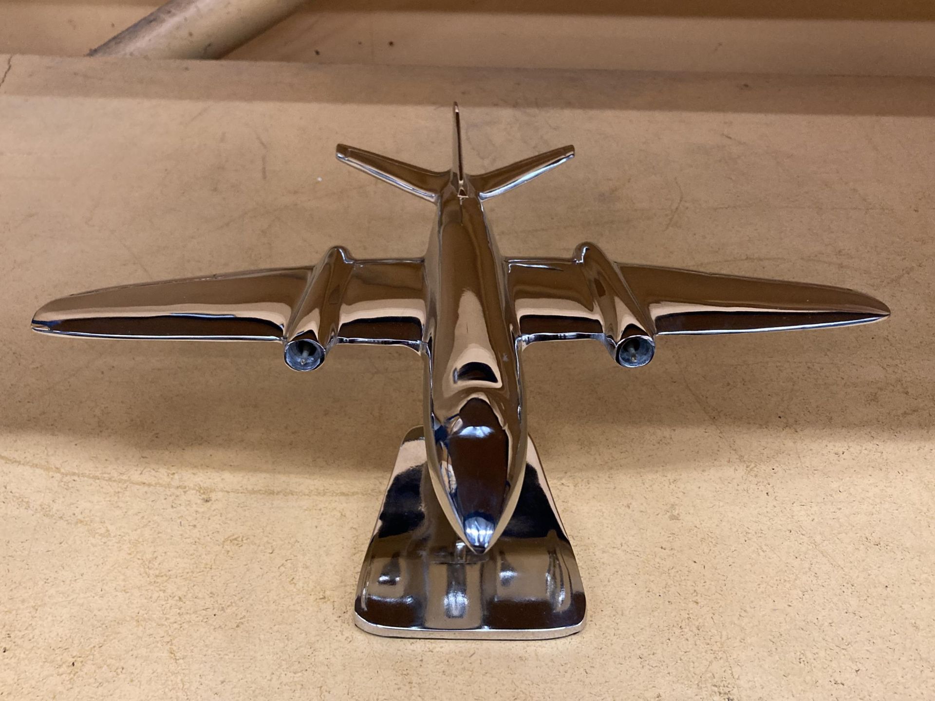 A LARGE CHROME MODEL OF A CANBERRA JET ON A PLINTH, HEIGHT 16CM, LENGTH 38CM - Image 2 of 3