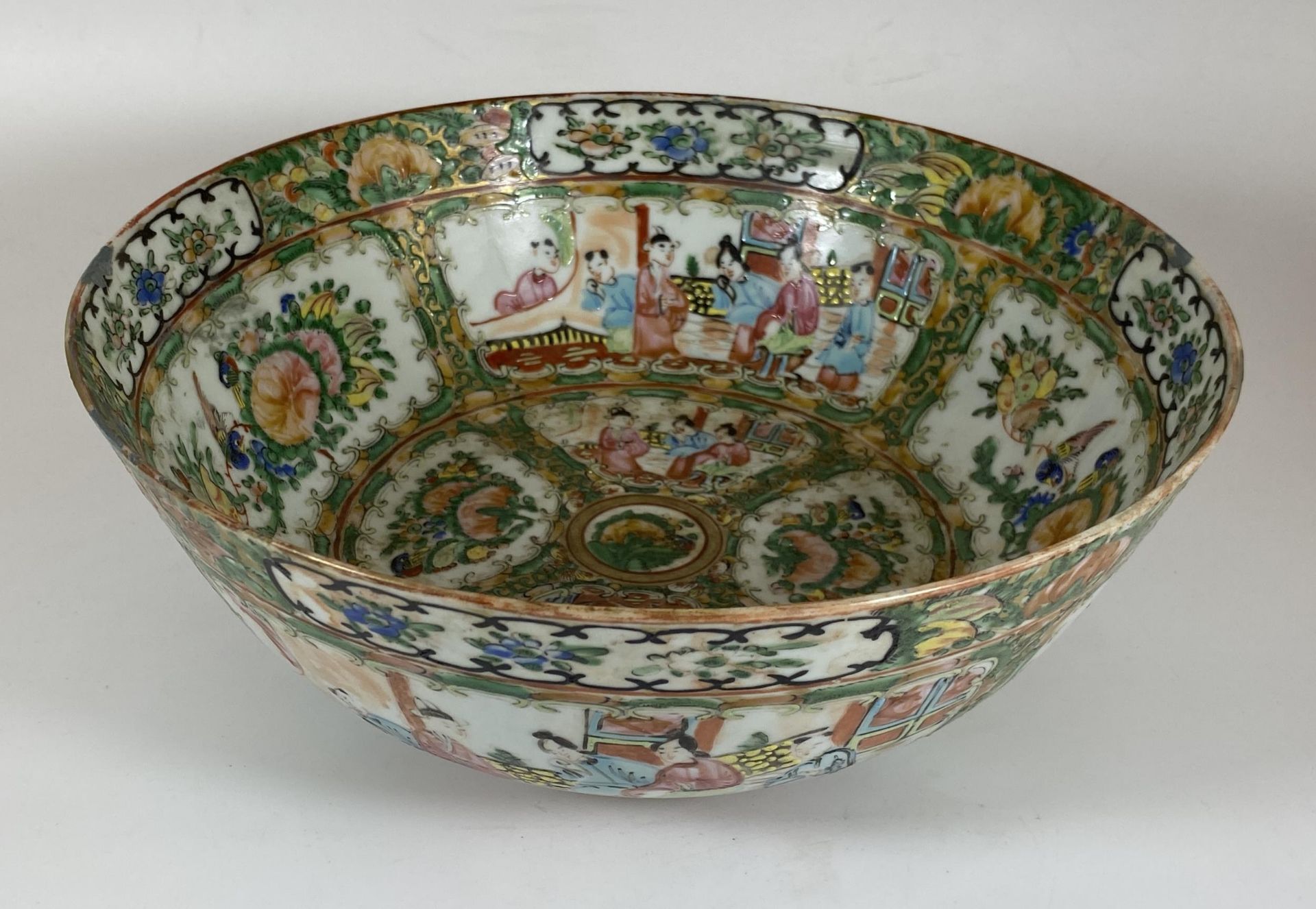 A 19TH CENTURY CHINESE CANTON FAMILLE ROSE MEDALLION PUNCH / FRUIT BOWL WITH FIGURES, BIRDS AND
