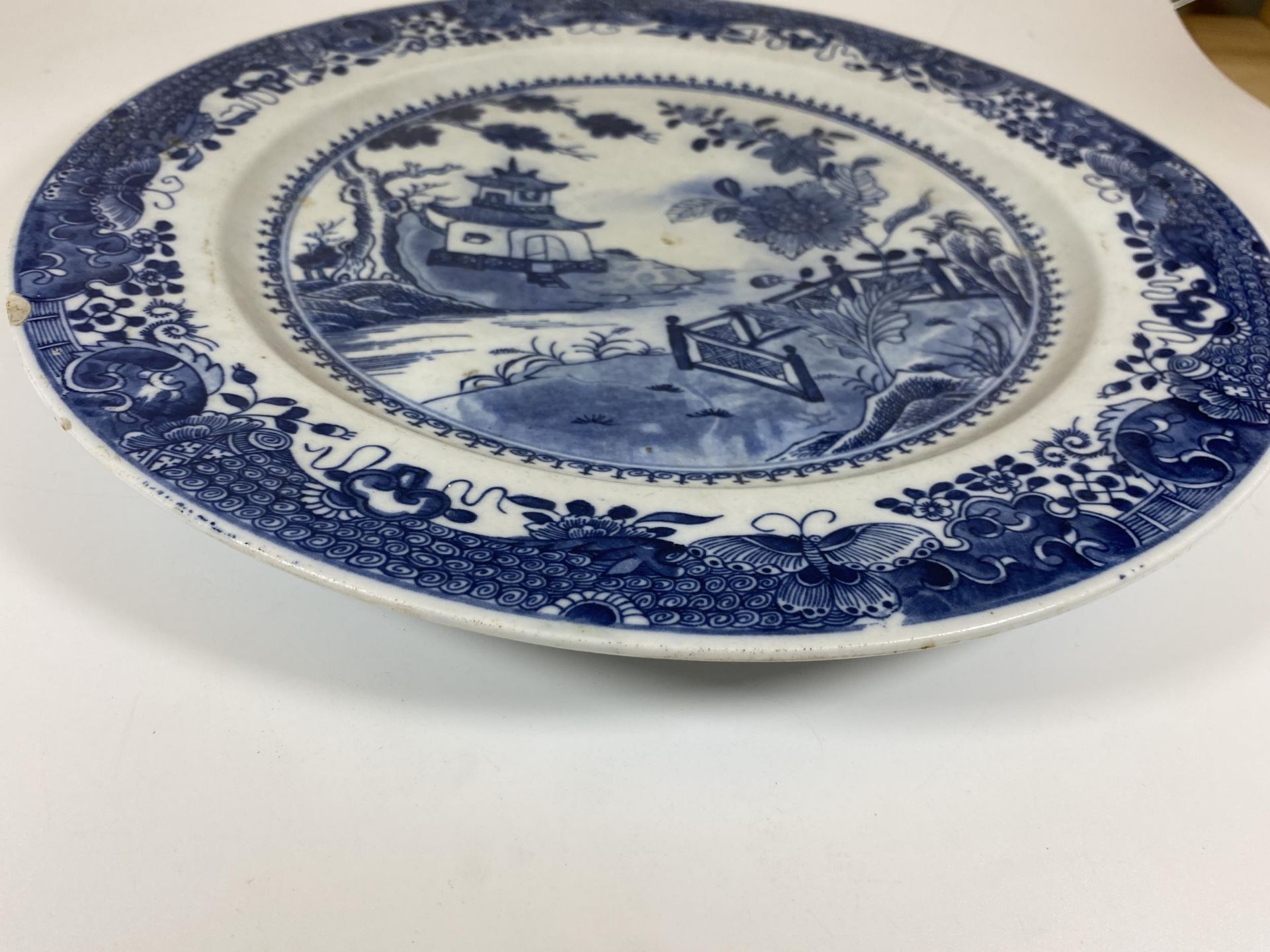 A LARGE CHINESE BLUE AND WHITE CHARGER WITH PAGODA LANDSCAPE DESIGN, DIAMETER 35CM - Image 3 of 6