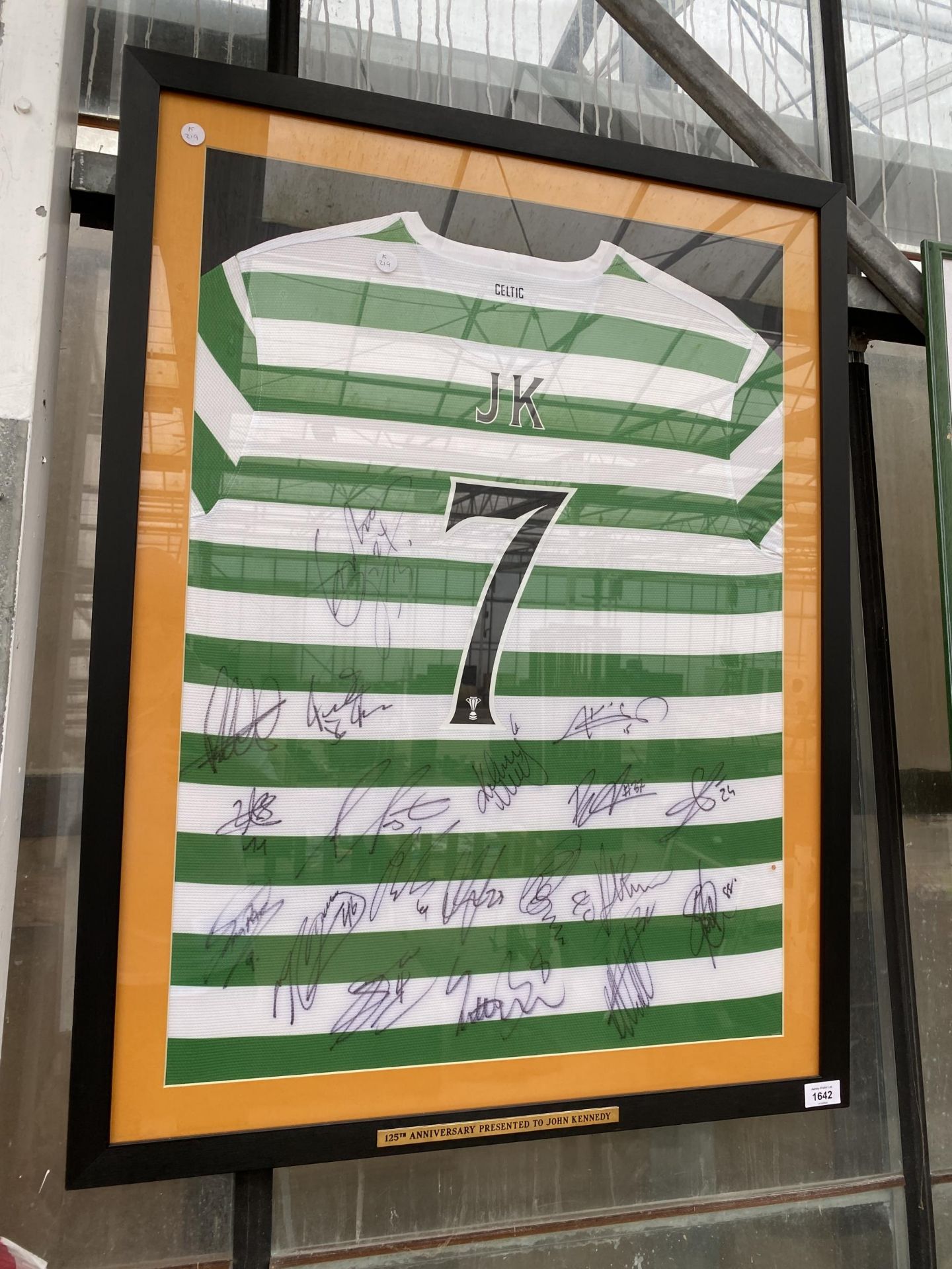 A FRAMED CELTIC FC FOOTBALL SHIRT BEARING VARIOUS AUTOGRAPHS